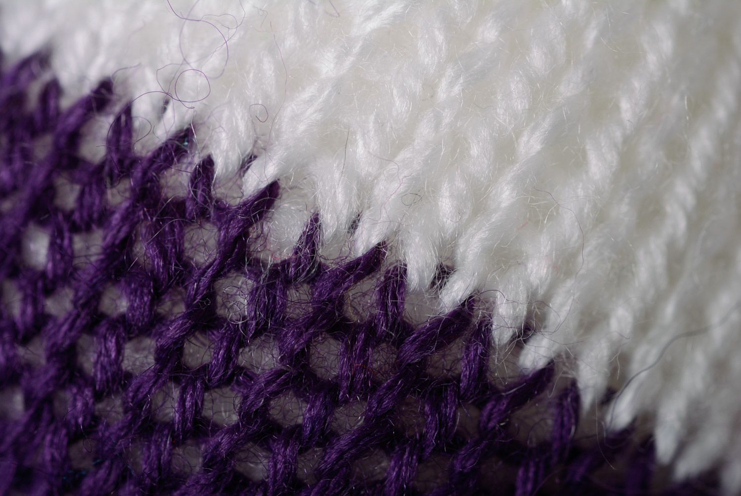 Juguete de peluche liebre blanca en suéter violeta artesanal sonriente foto 4
