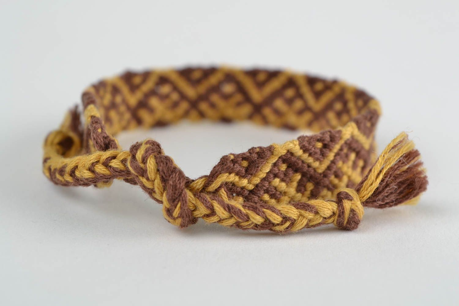 Bracelet en macramé de fils moulinés fait main brun jaune original à motif photo 4