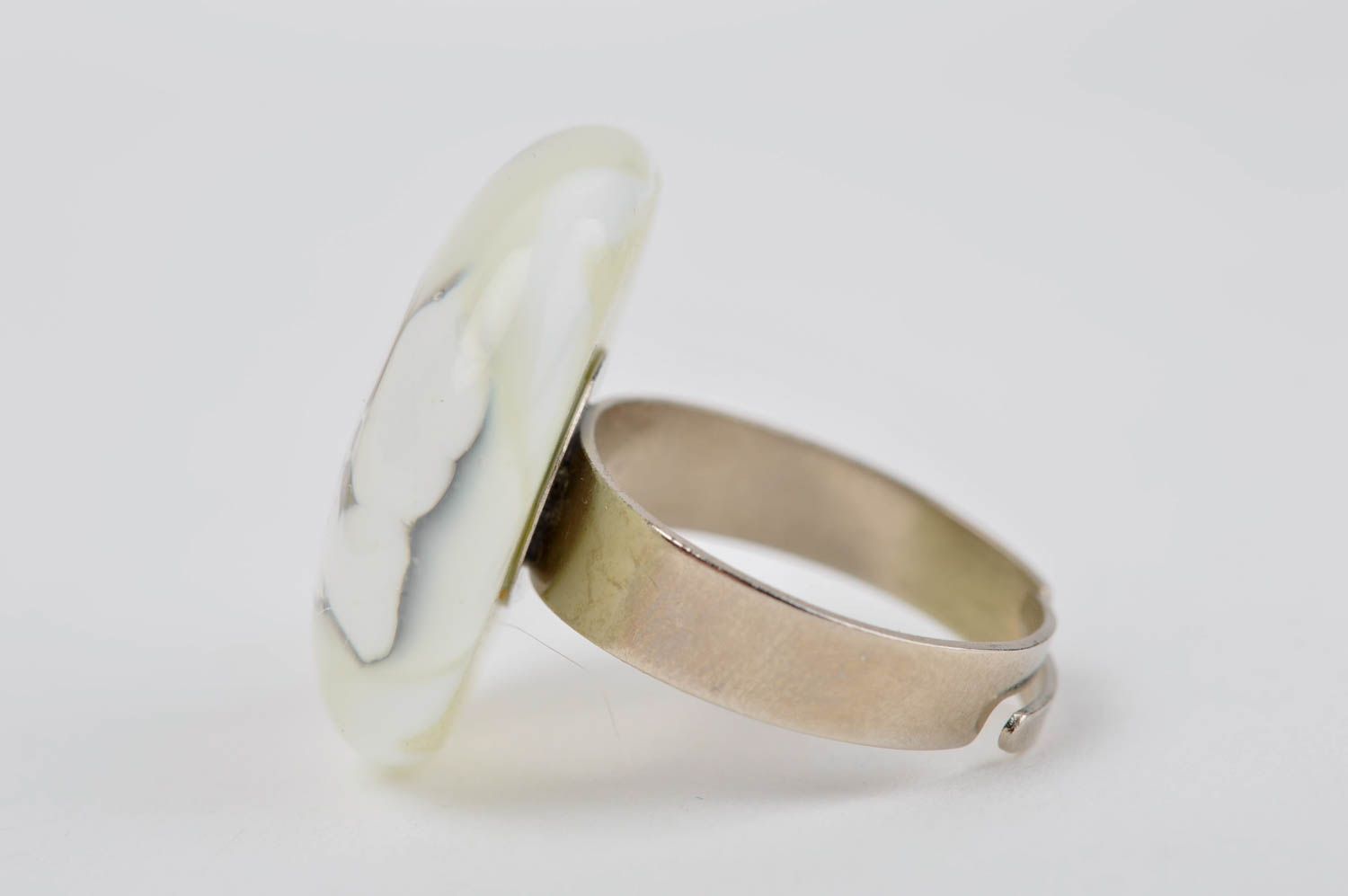 Кольцо ручной работы кольцо из стекла в белых тонах бижутерия из стекла фото 5