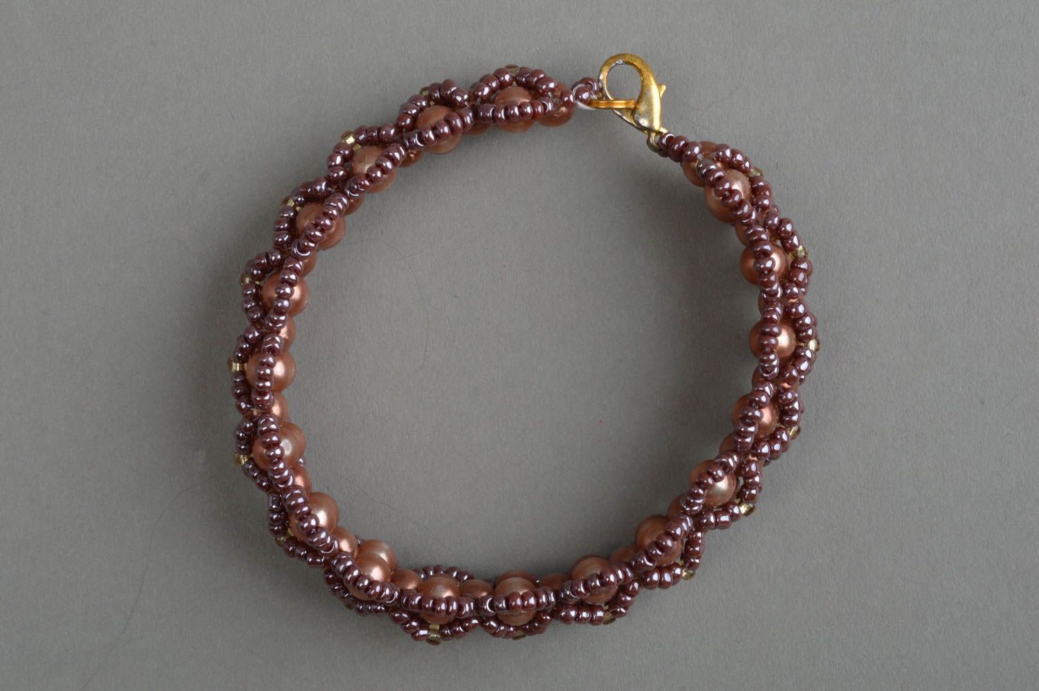 Модный плетеный браслет с бисером и бусинами авторское украшение ручной работы фото 2