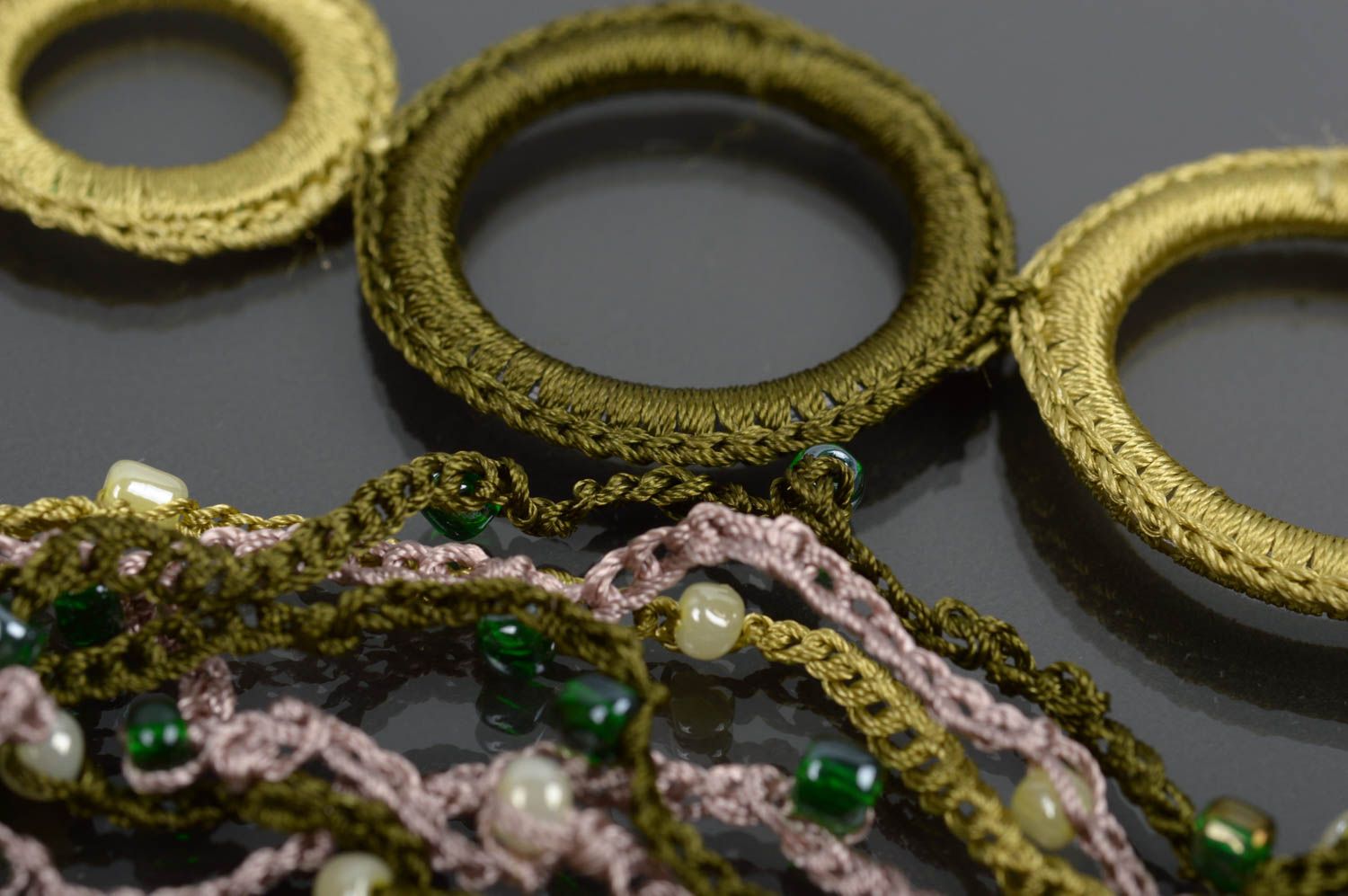 Gros collier tricot Bijou fait main Cadeau femme design vert perles rocailles photo 4