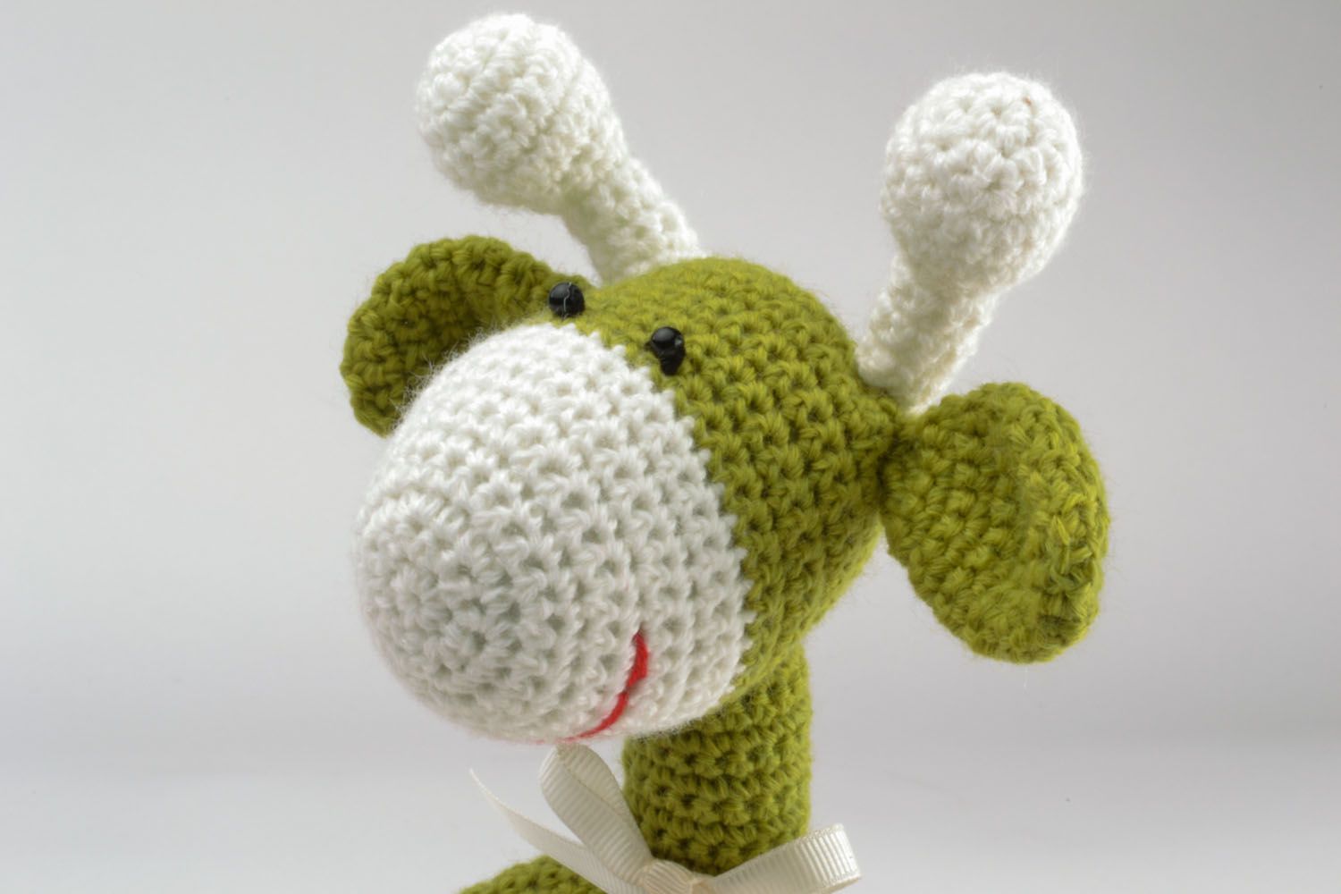 Brinquedo tricotado com gancho Girafa verde foto 3