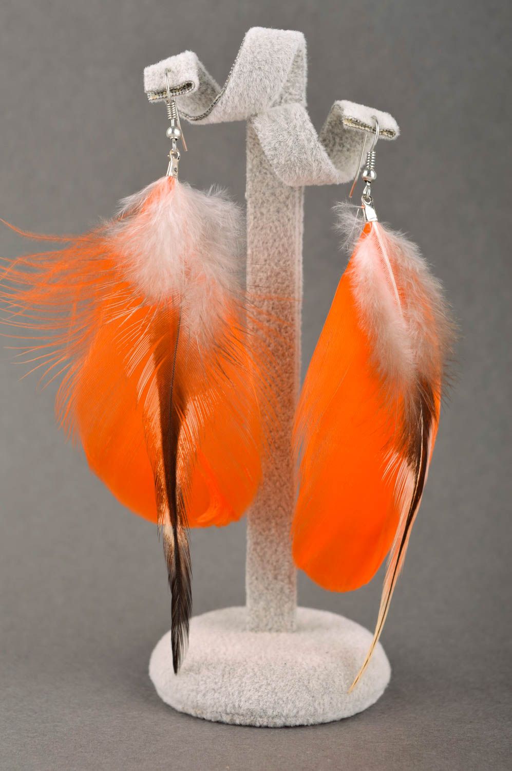 Серьги из перьев хэнд мэйд дизайнерское украшение оранжевые серьги с подвесками фото 1