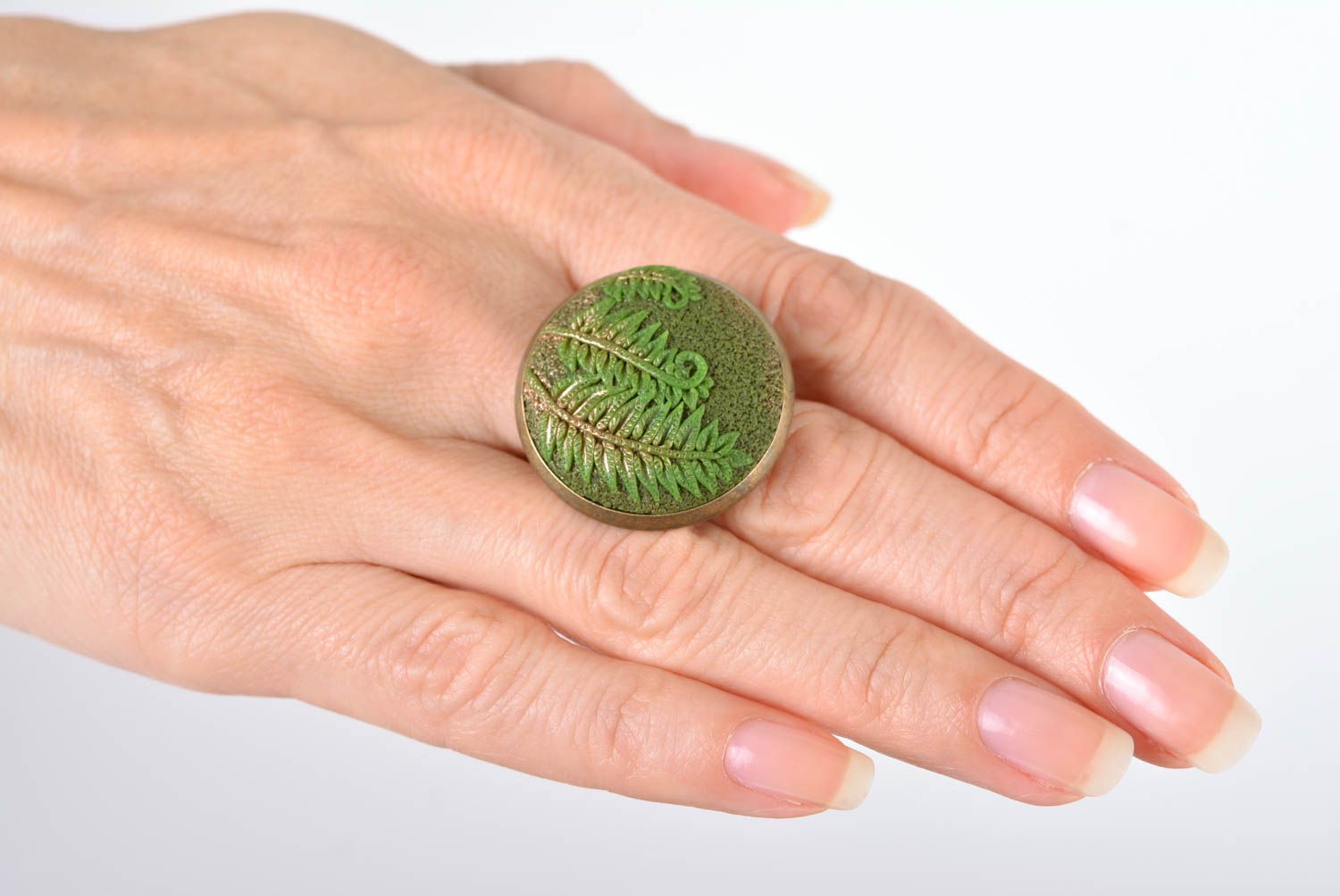 Anello da donna fatto a mano anello di metallo e argilla polimerica verde foto 3