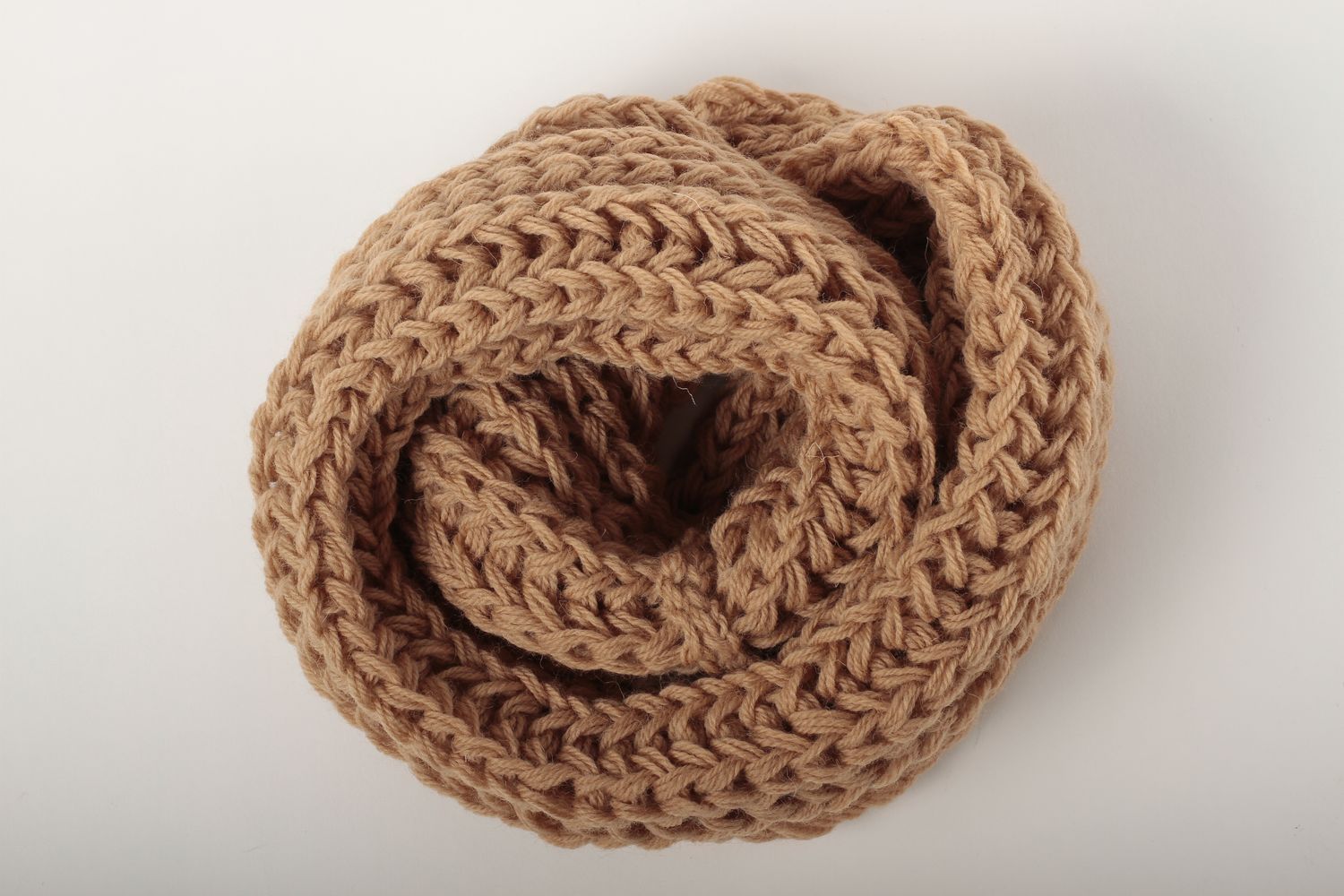 Sciarpa di lana fatta a mano accessorio all'uncinetto da donna in colore marrone foto 5