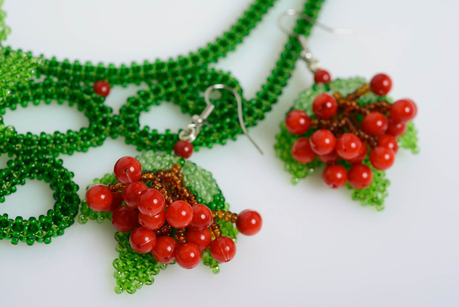 Bright handmade designer jewelry set 2 pieces beaded necklace and earrings photo 2