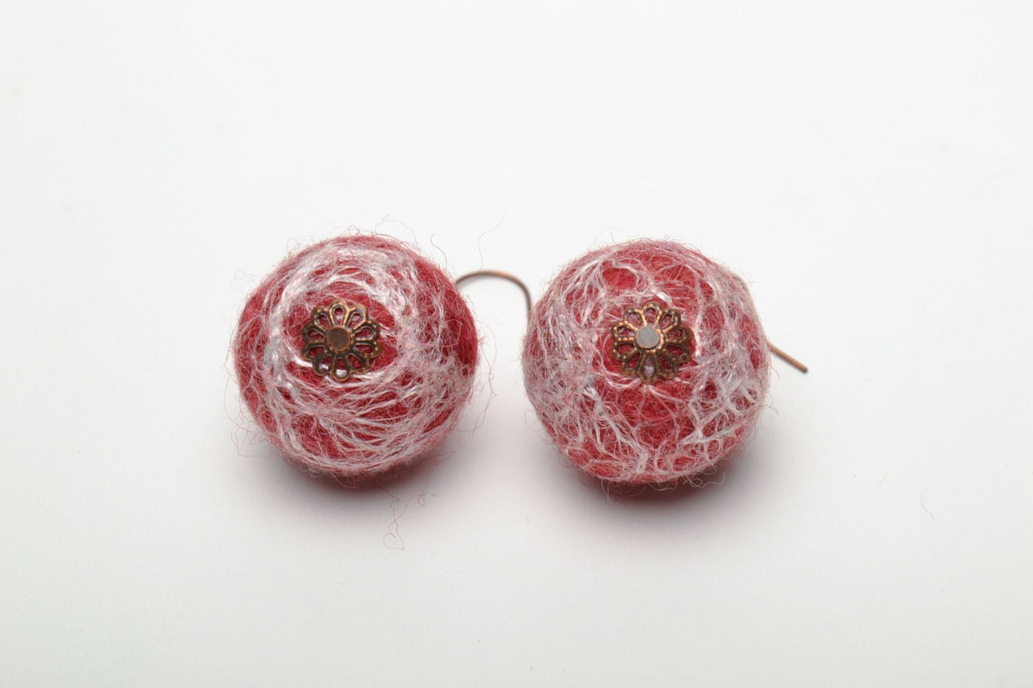 Boucles d'oreilles boules en laine feutrée faites main fil d'araignée photo 3