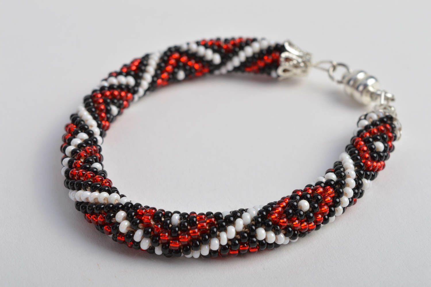 Bracelet perles de rocaille Bijou fait main noir-blanc-rouge Cadeau pour femme photo 4
