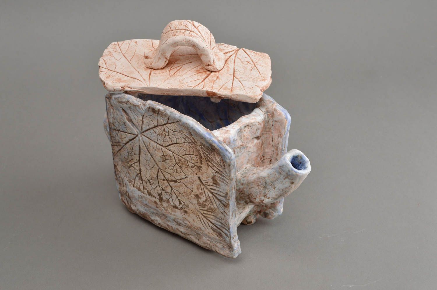 Статуэтка из шамотной глины расписанная глазурью в виде чайника ручной работы фото 4