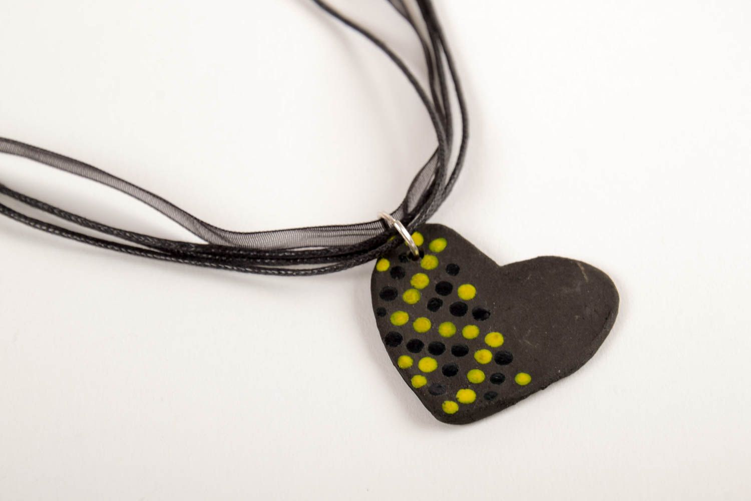 Керамическое украшение кулон ручной работы украшение на шею сердечко черное фото 4