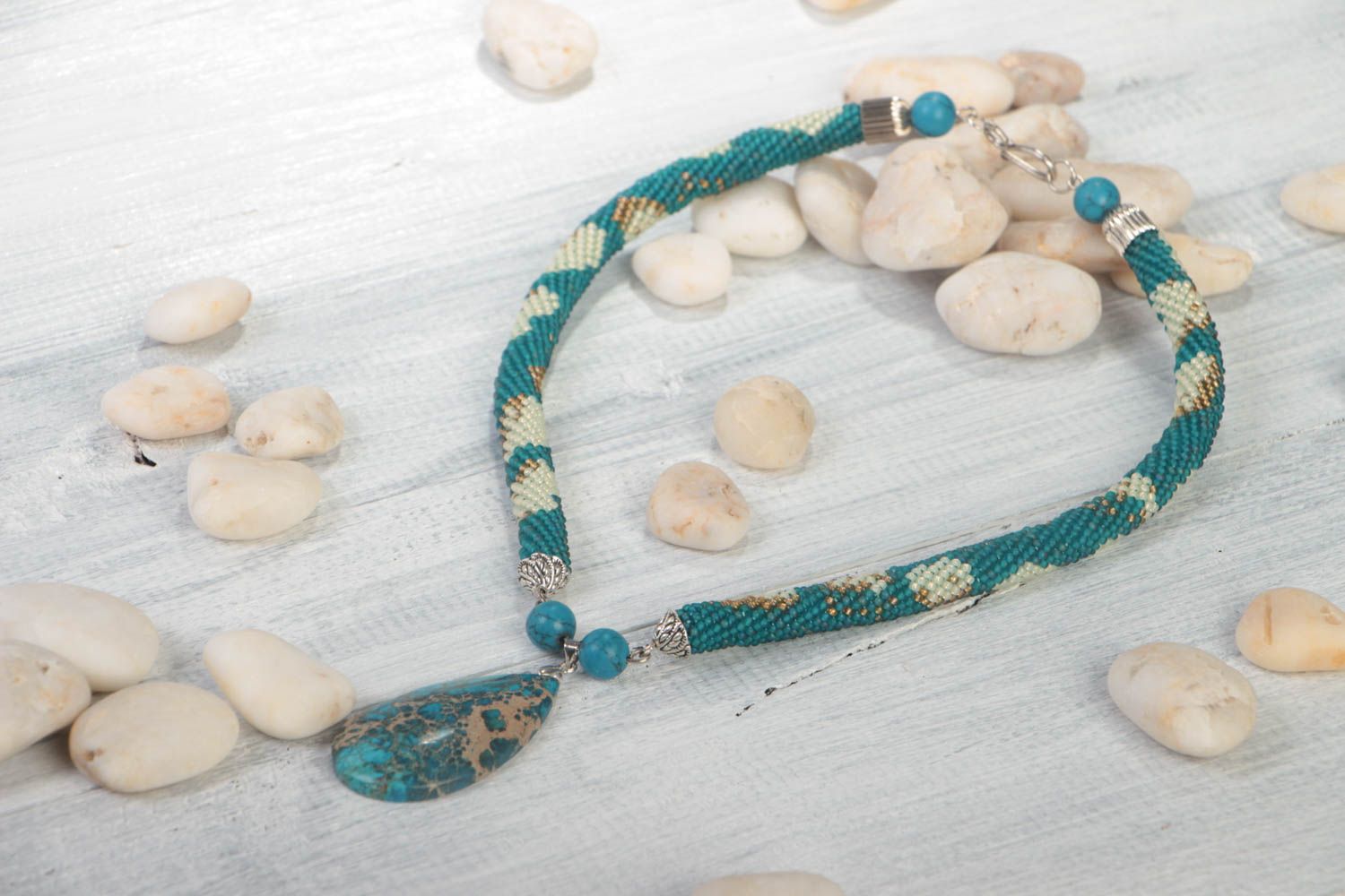 Collier spirale en perles de rocaille avec turquoise et variscite fait main photo 1