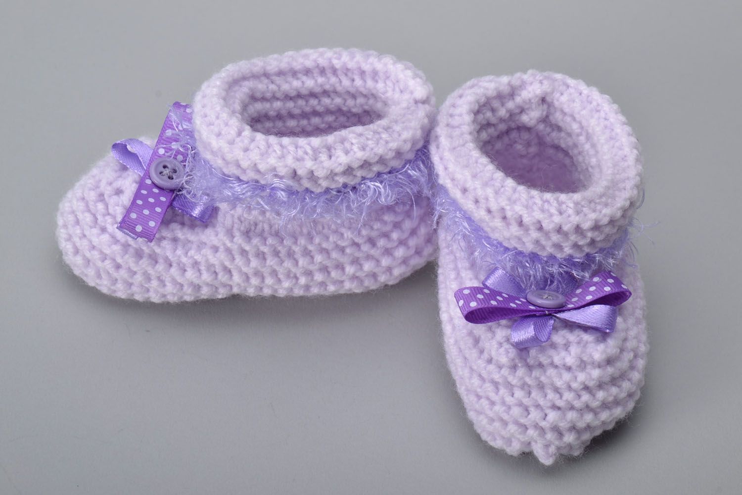 Chaussons de bébé tricotés mauves en fils acryliques  photo 2