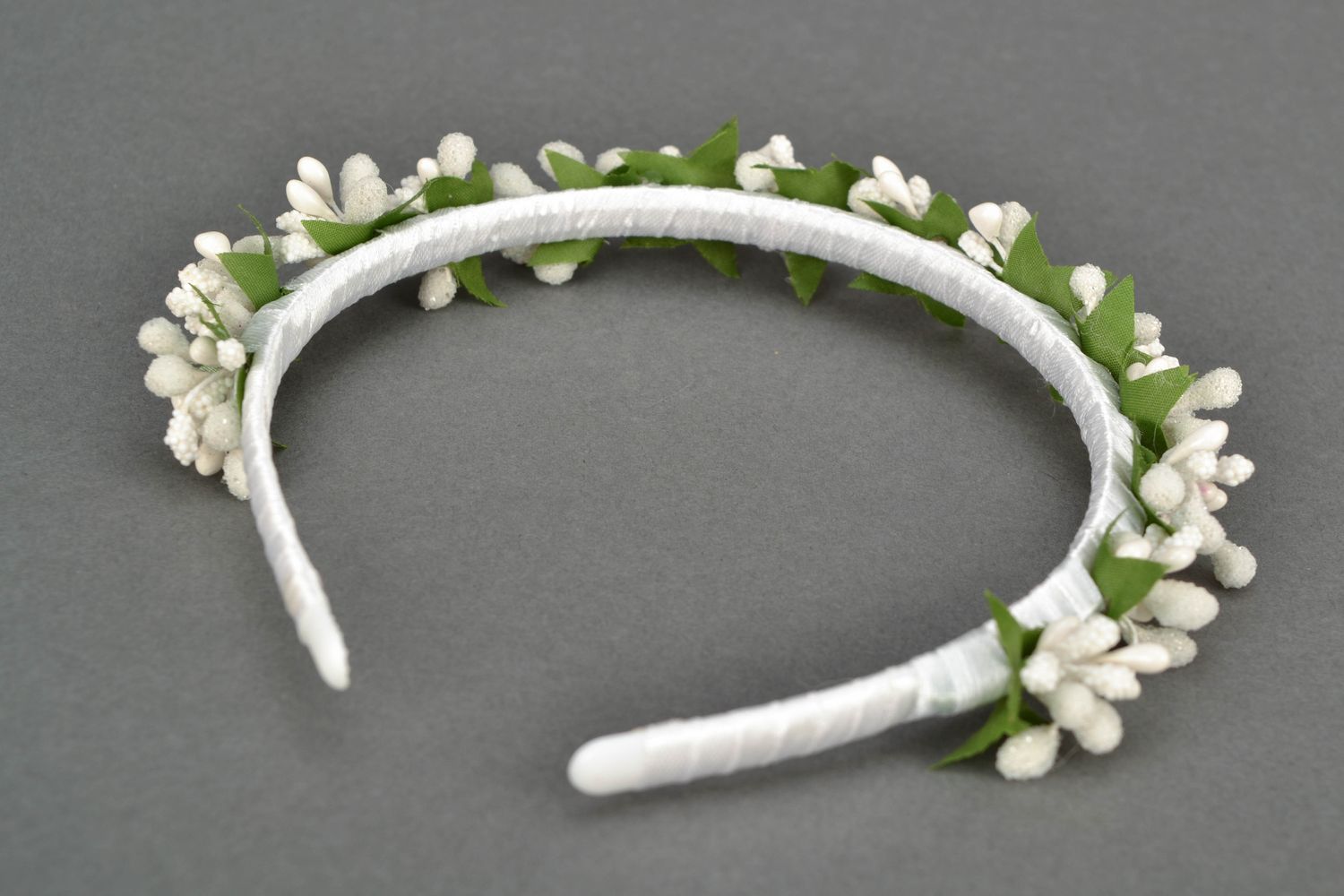 Beautiful white headband with berries photo 4
