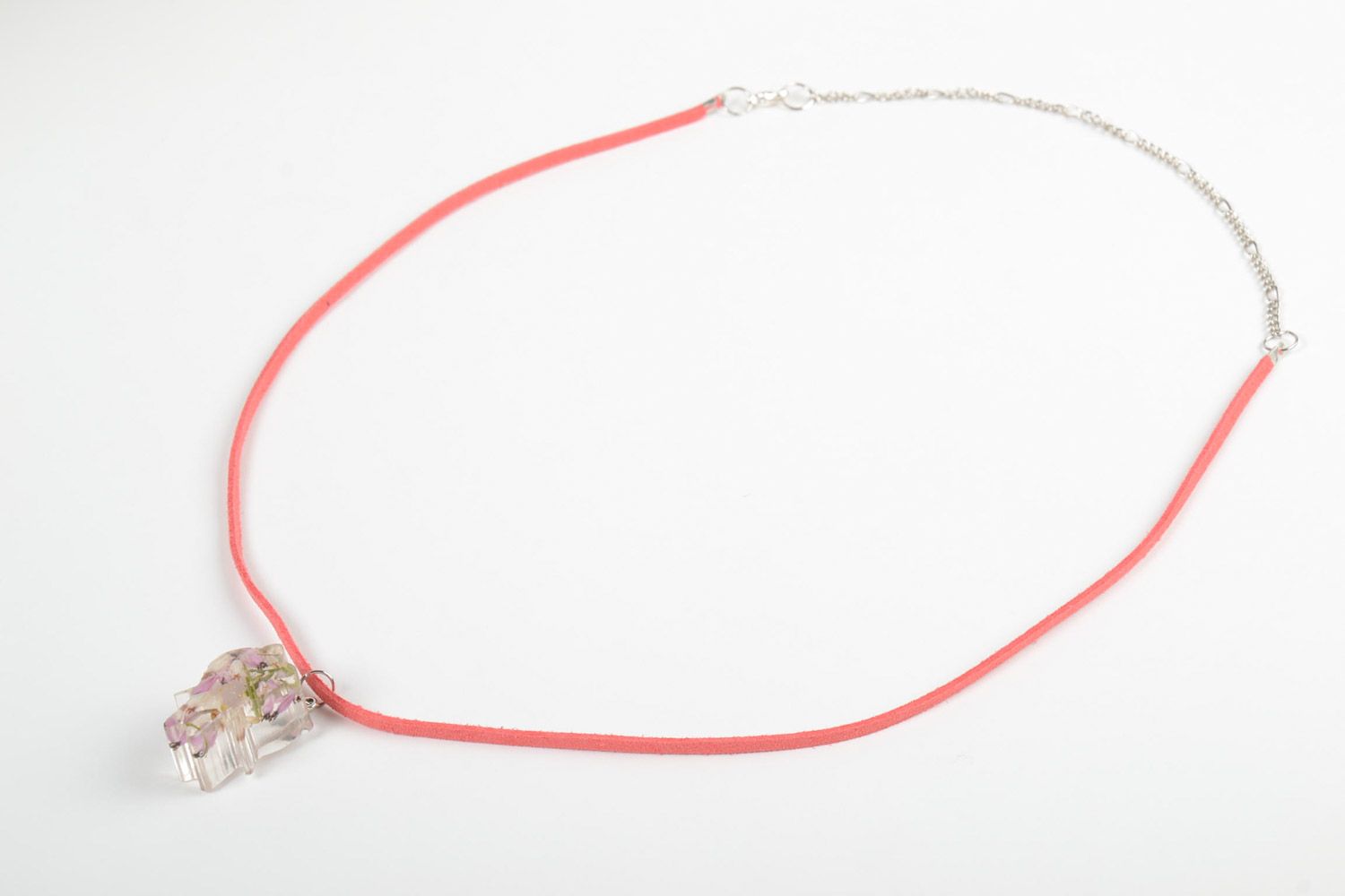 Colgante artesanal con flores en resina epoxi con cordón de gamuza rosado  foto 3