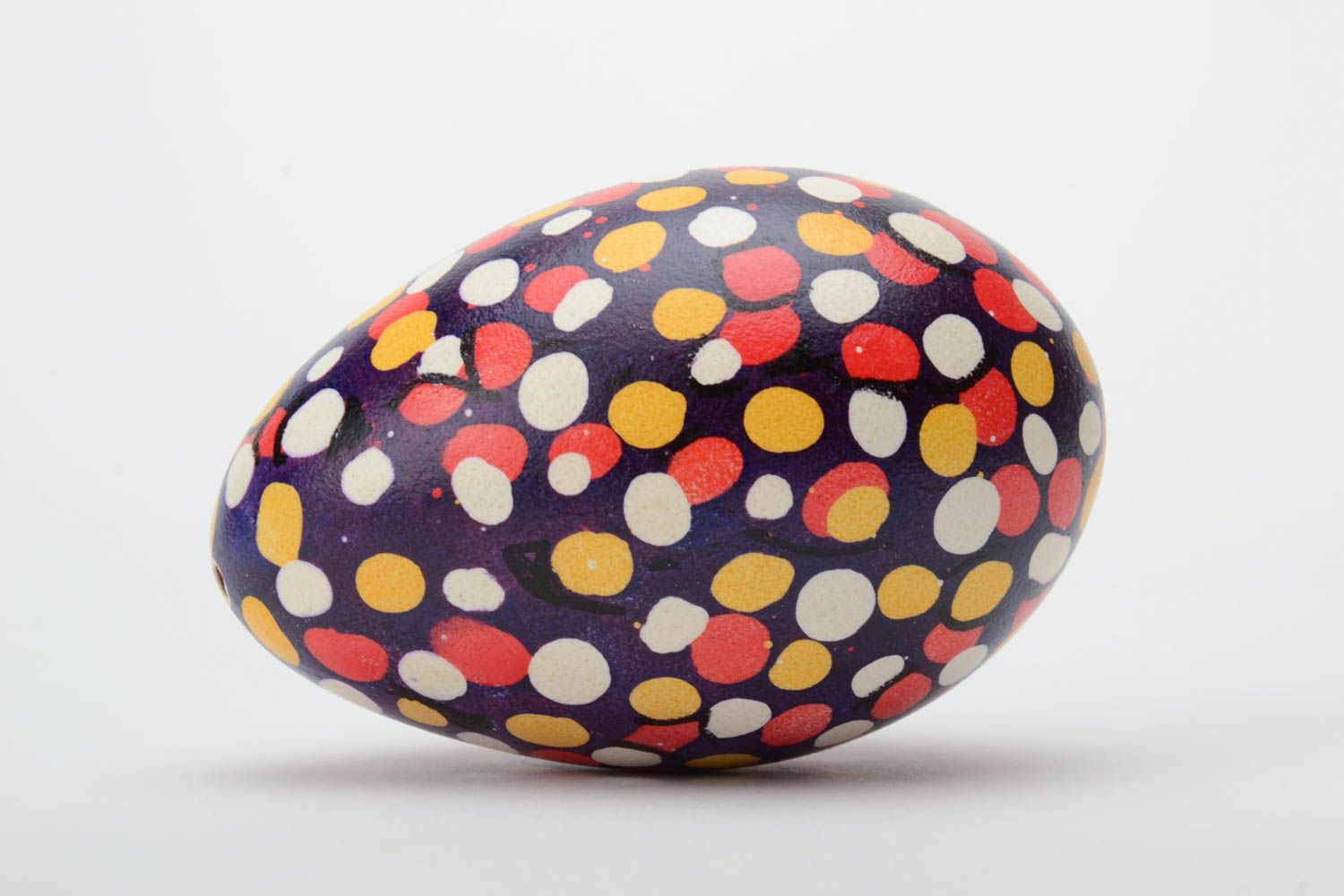 Расписное гусиное яйцо ручной работы яркая писанка цветная в горошек необычная фото 3