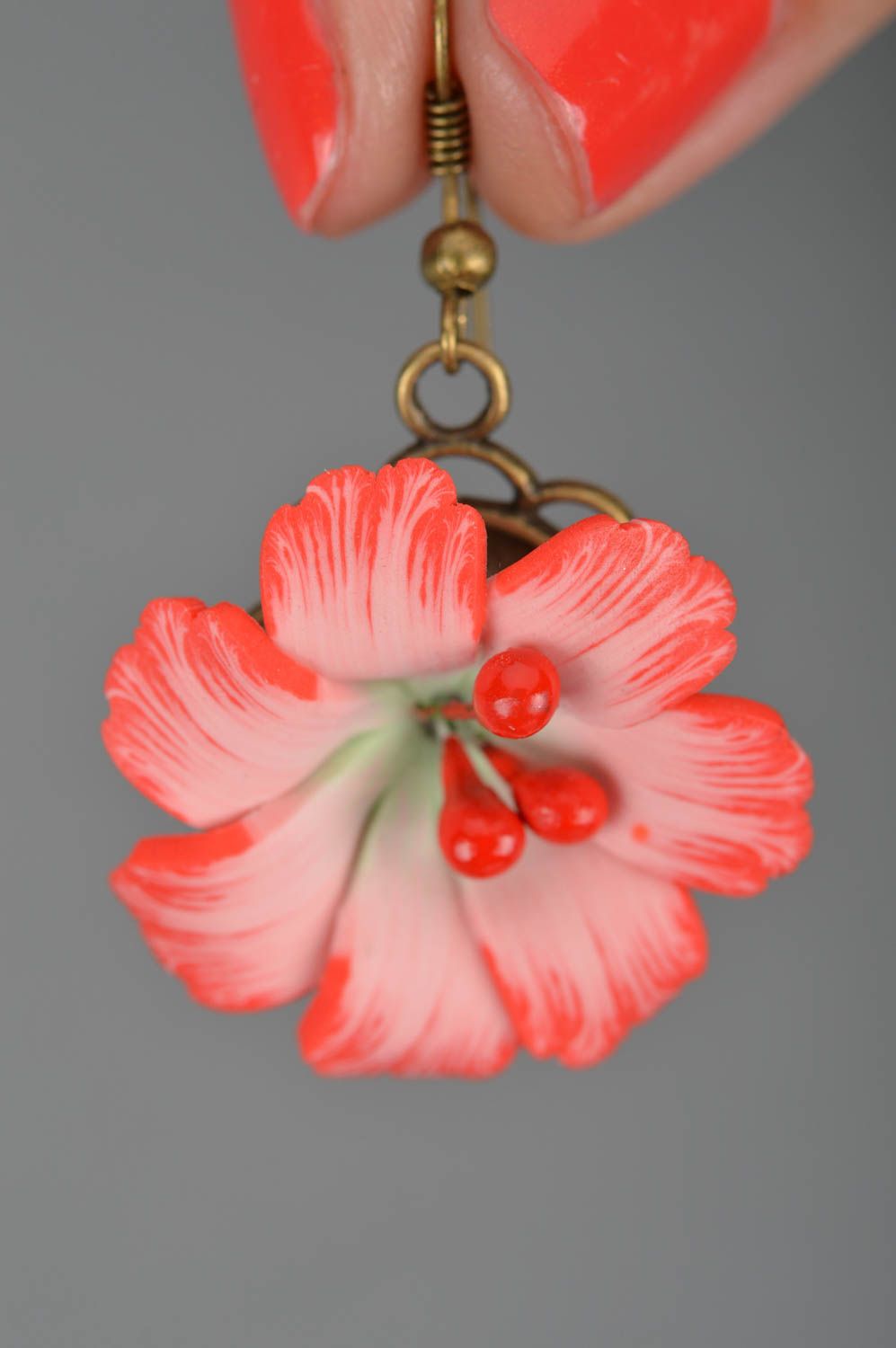 Pendientes con flores de arcilla polimérica pequeños estilosos hechos a mano foto 3