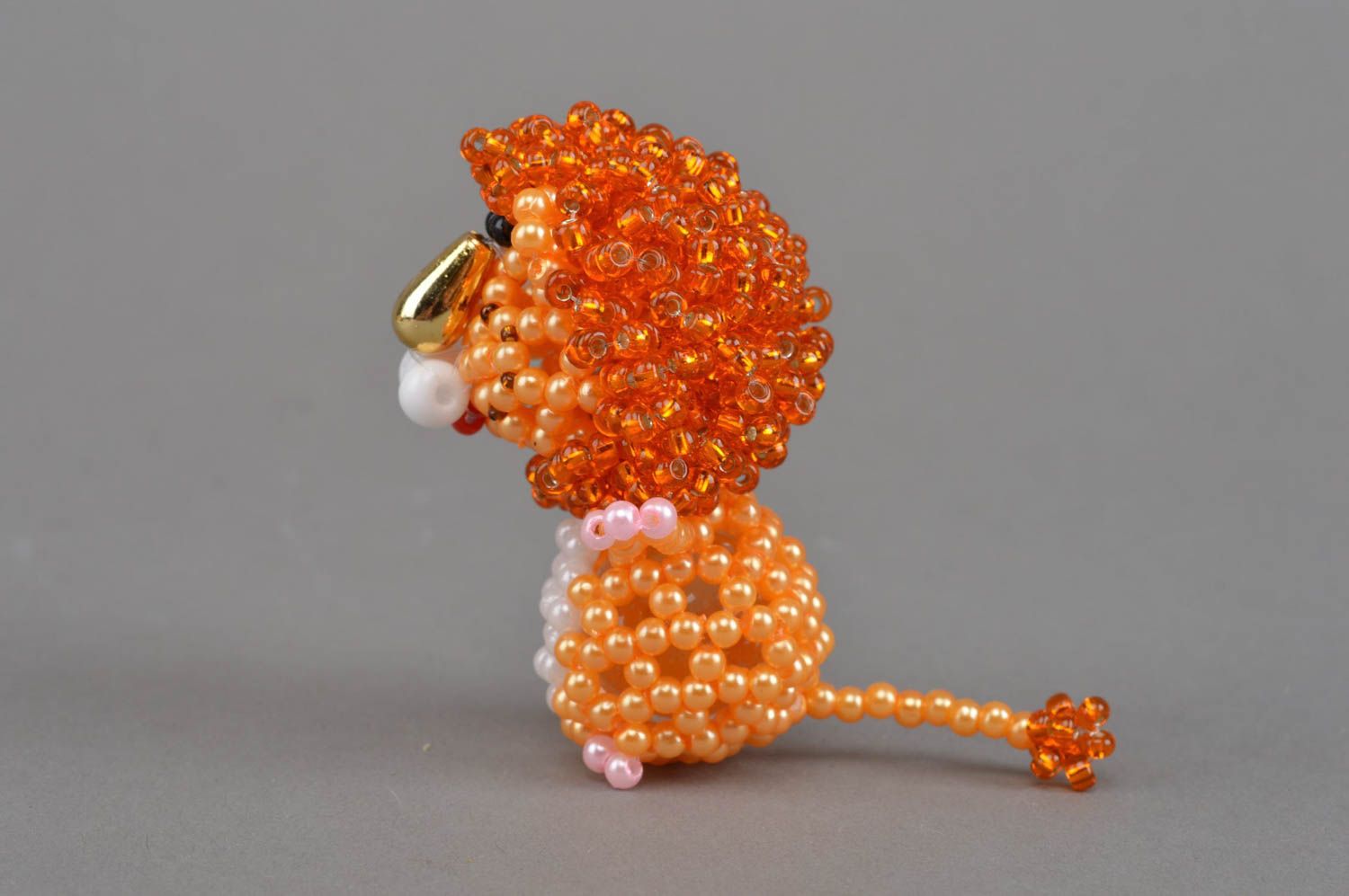 Оранжевая бисерная фигурка льва из бусин ручной работы плетеная красивая фото 4