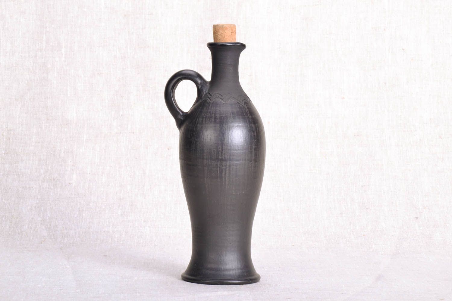 Jarro artesanal de cerâmica de fumaça preta foto 2