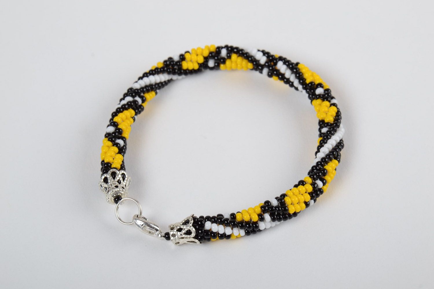 Контрастный наручный браслет из бисера в форме жгута ручной работы желтый с черным фото 2