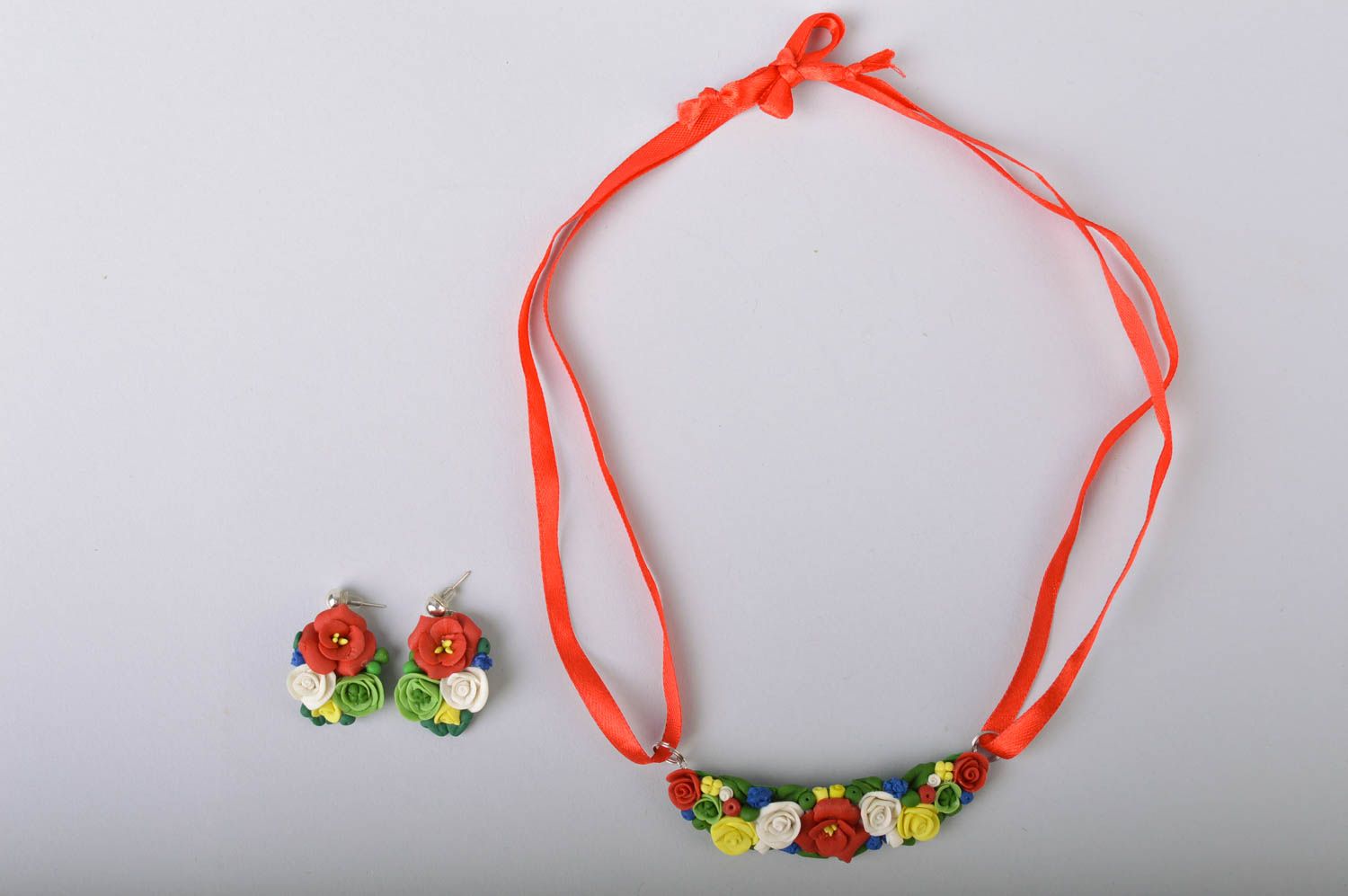 Boucles d'oreilles et pendentif fleurs en porcelaine froide faits main sur ruban photo 2