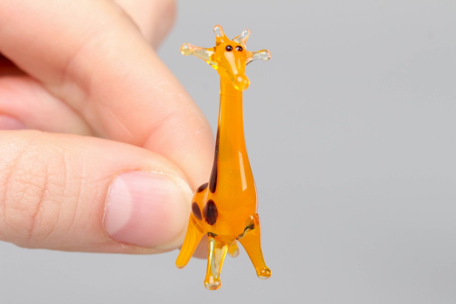 Красивая фигурка из стекла жирафик в технике лэмпворк фото 3