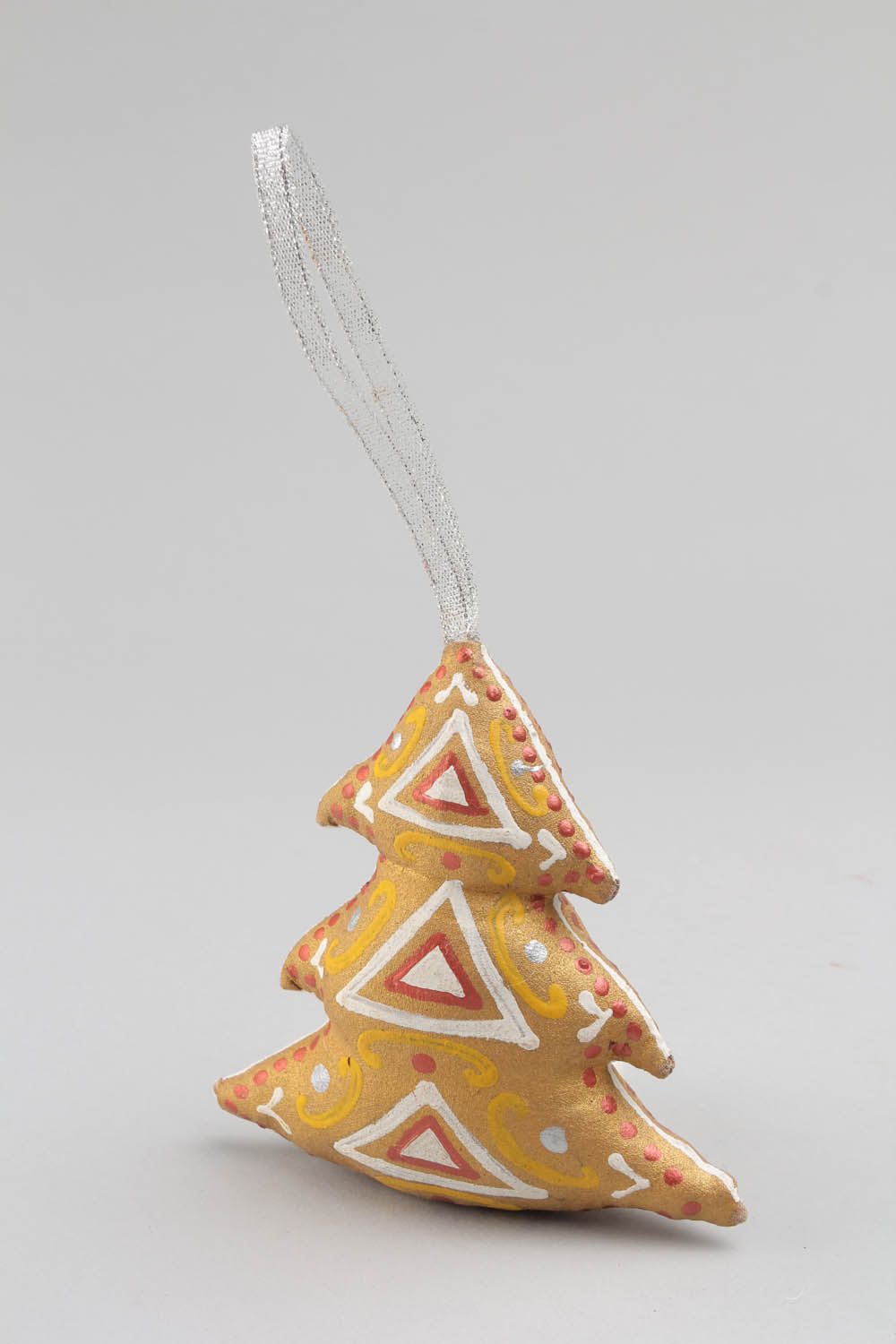Pingente decorativo feito de tecido pintado à mão na forma de árvore de Natal foto 2
