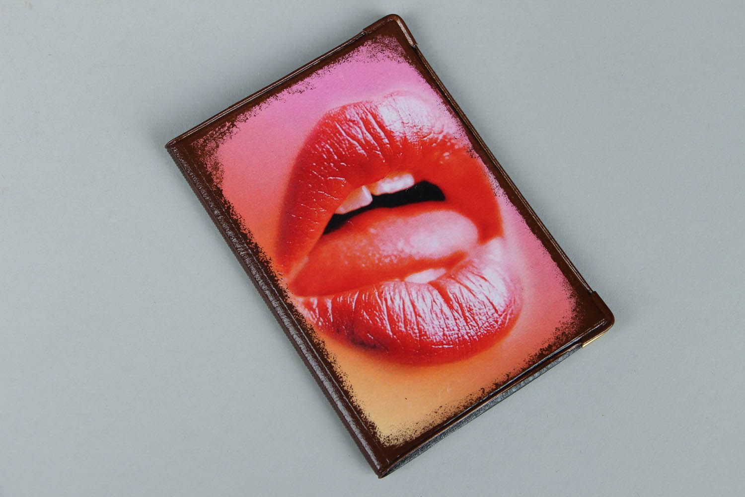 Handmade Passhülle mit Motiv Purpurrote Lippen foto 1