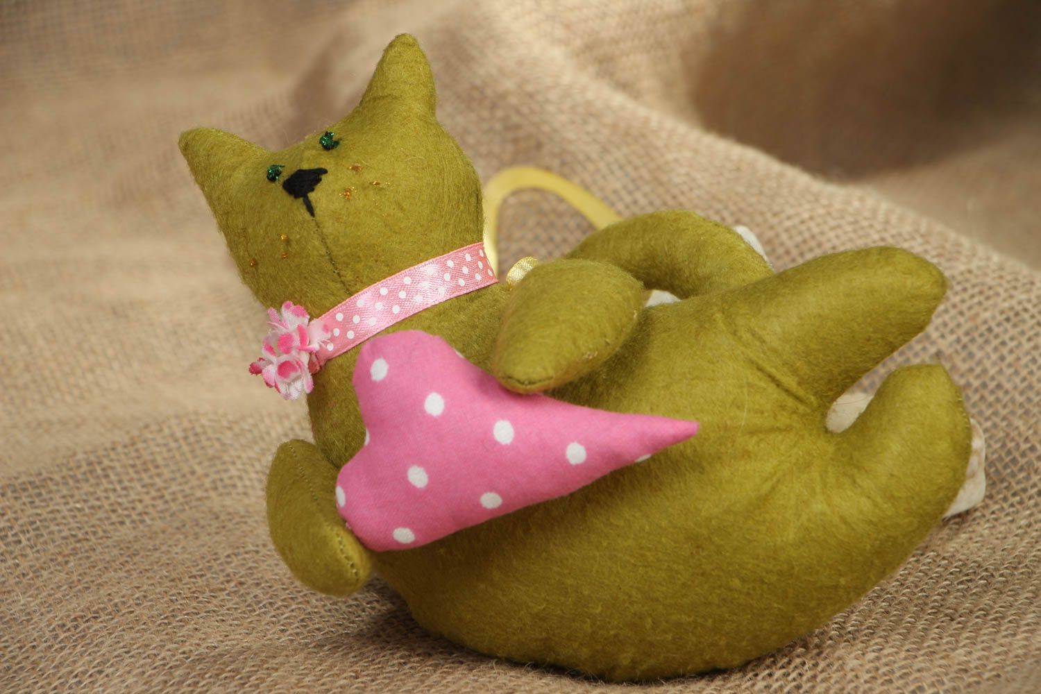 Мягкая игрушка в виде оливкового кота с сердцем фото 5