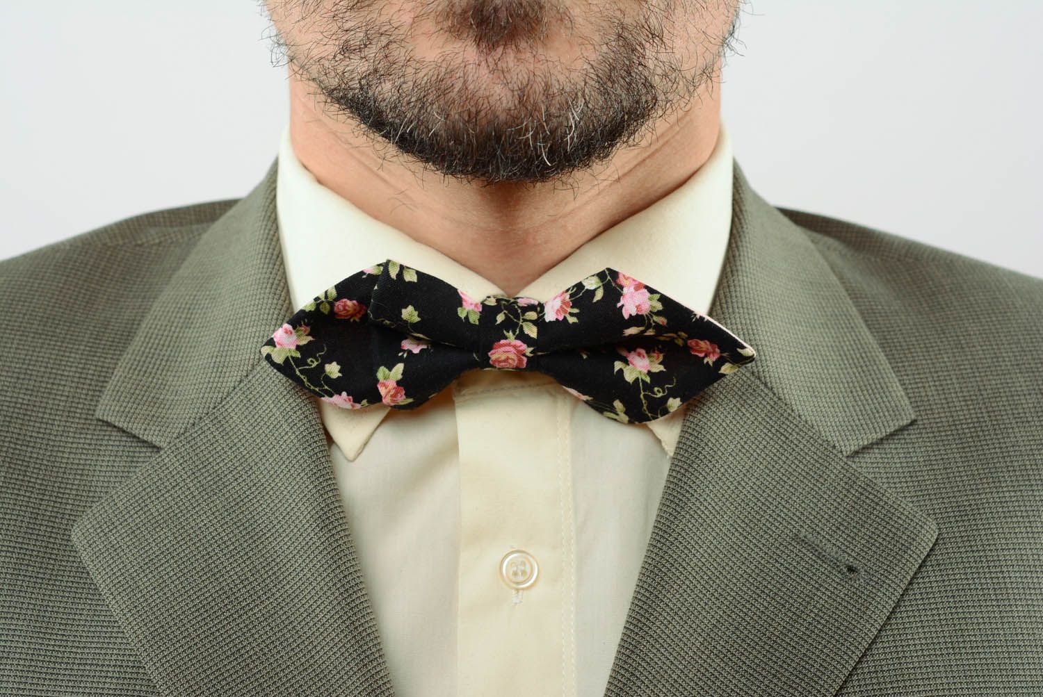 Black bow tie with roses  photo 1