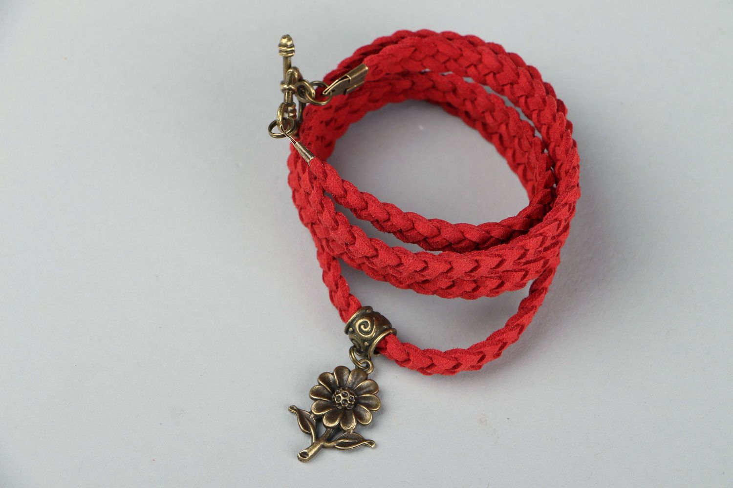 Bracelet tressé en daim avec pendentif photo 3