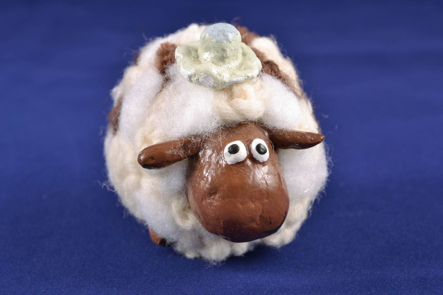Handgemachte Pappmache Figurine Schaf weiß mit braunen Fleckchen foto 4