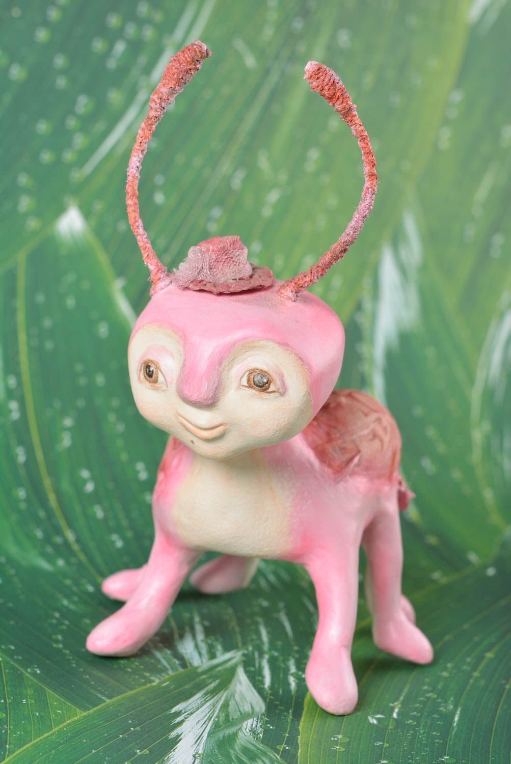 Игрушка из самозатвердевающей глины ручной работы в виде розового жука фото 1