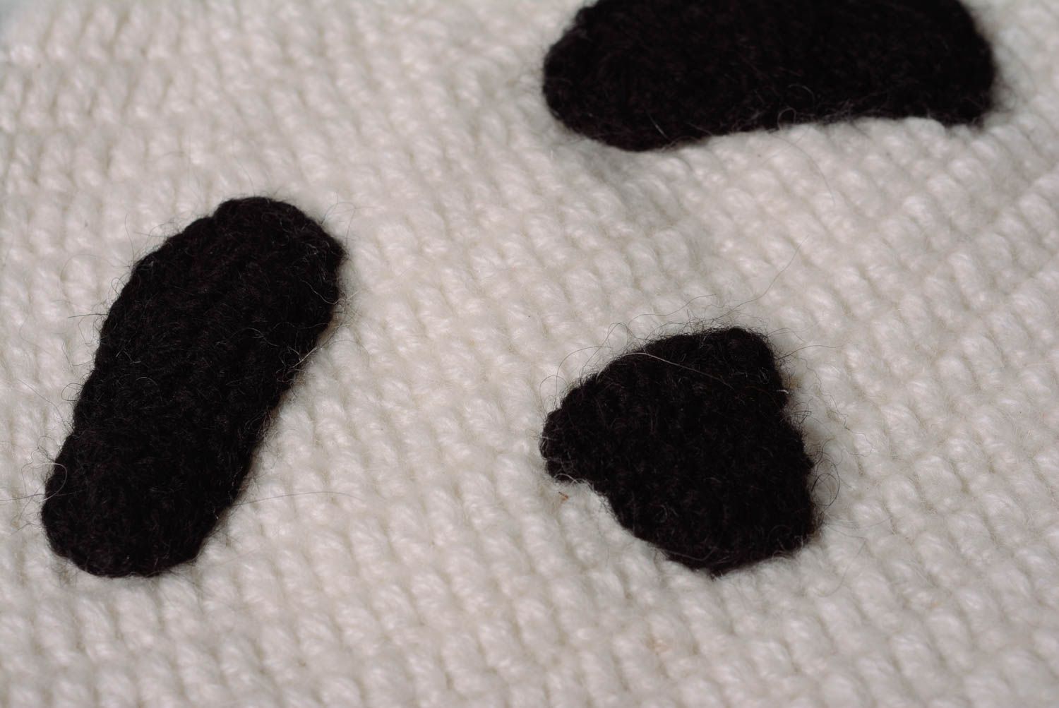 Шапка ручной вязки спицами из натуральной шерсти в виде пандочки теплая фото 3