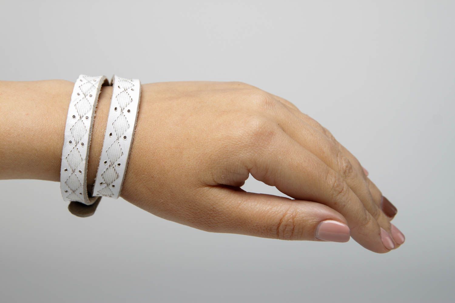 Bracelet cuir Bijou fait main blanc à la mode Accessoire design de créateur photo 2
