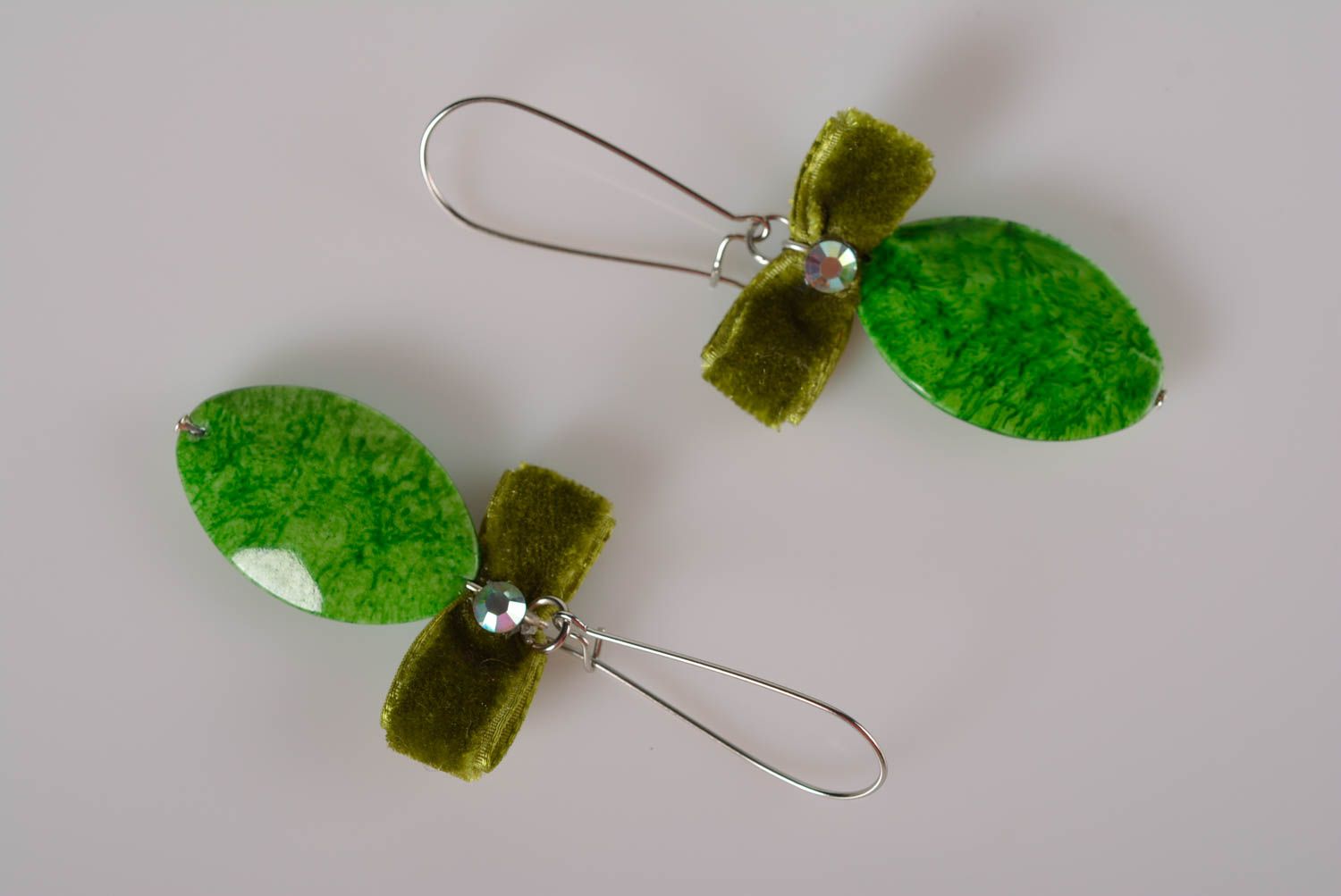 Boucles d'oreilles pendantes Bijou fait main vertes avec nœuds Cadeau pour femme photo 3