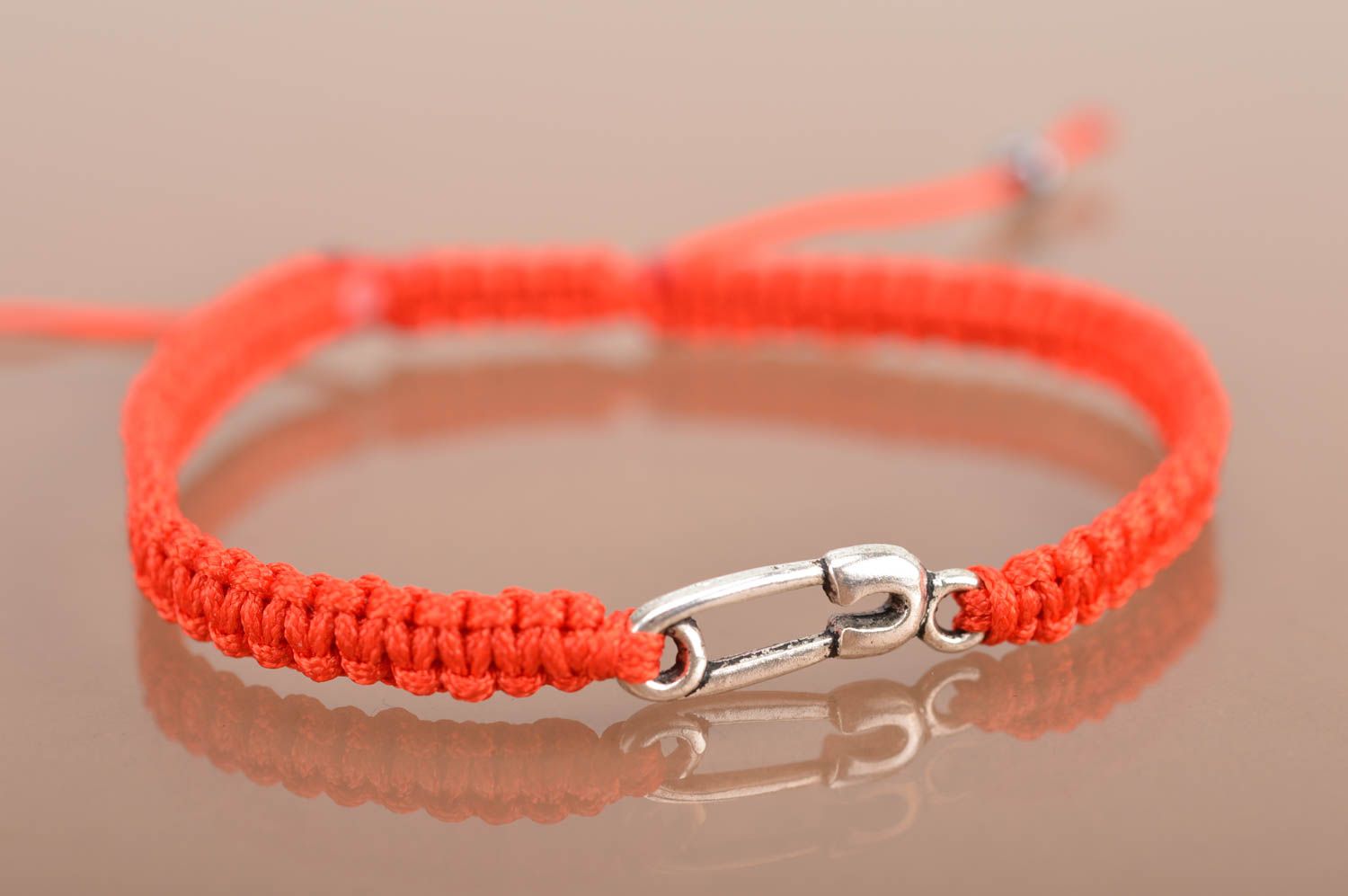 Красный наручный браслет из шелковых ниток ручной работы на завязках красивый фото 2
