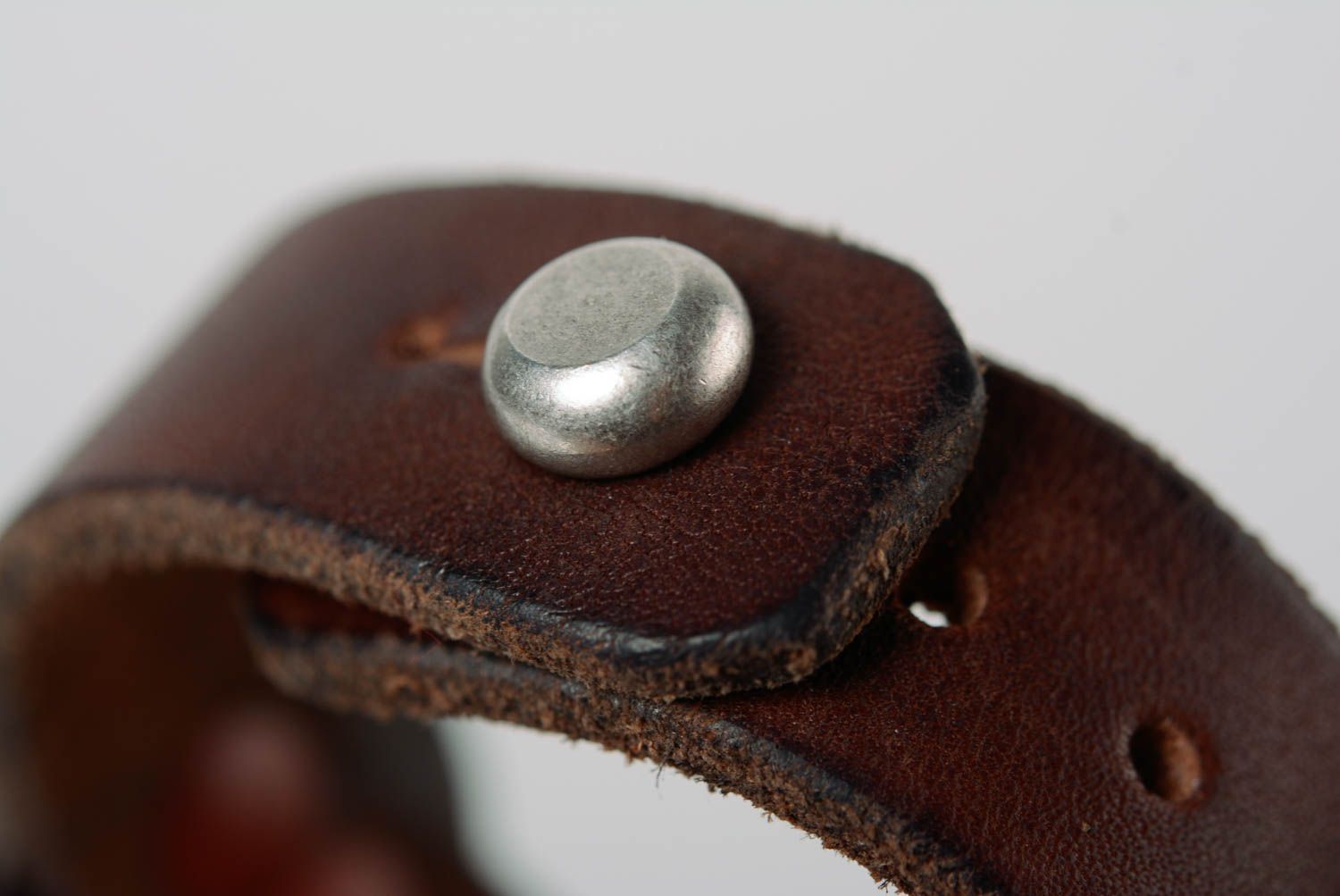 Bracelet en argile fait main design original peint avec ornement base en cuir photo 5