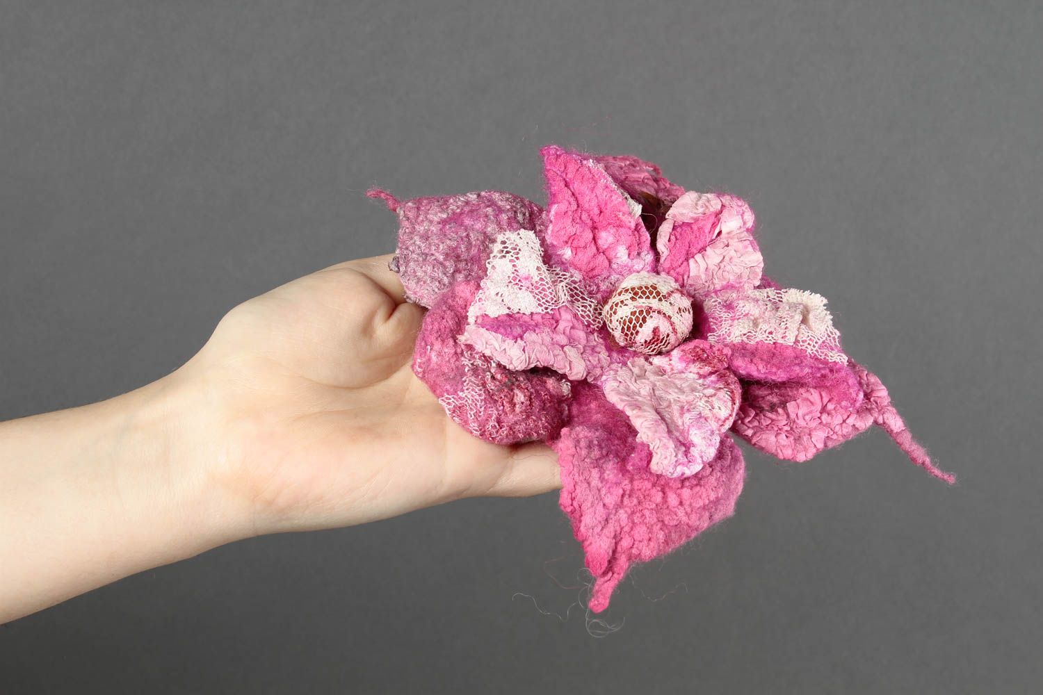 Broche fleur faite main Pince cheveux rose en laine feutrée Accessoire femme photo 2