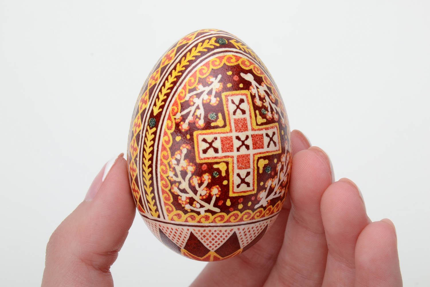 Huevo de gallina artesanal pintado en la técnica de encerado con iglesia y cruz foto 5