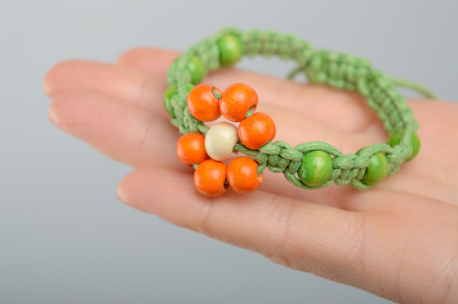 Bracelet en macramé de lacet ciré et perles en bois vert fleur fait main femme photo 3