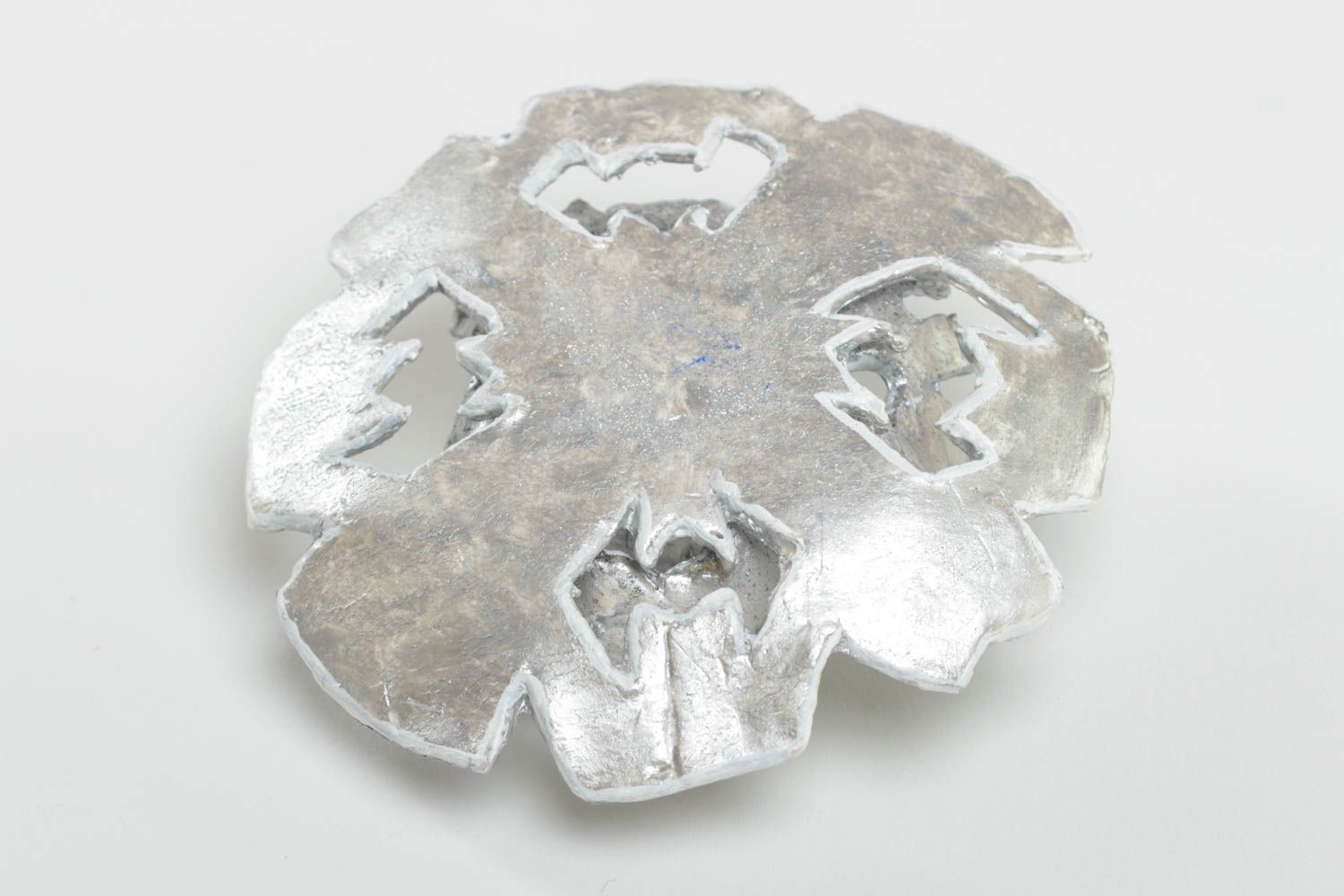 Серебристый подсвечник из полимерной глины в виде снежинки ручной работы фото 4