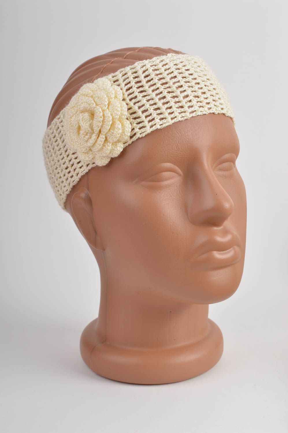 Кремовая стильная повязка на голову из полиакрила ручной работы с цветком фото 2