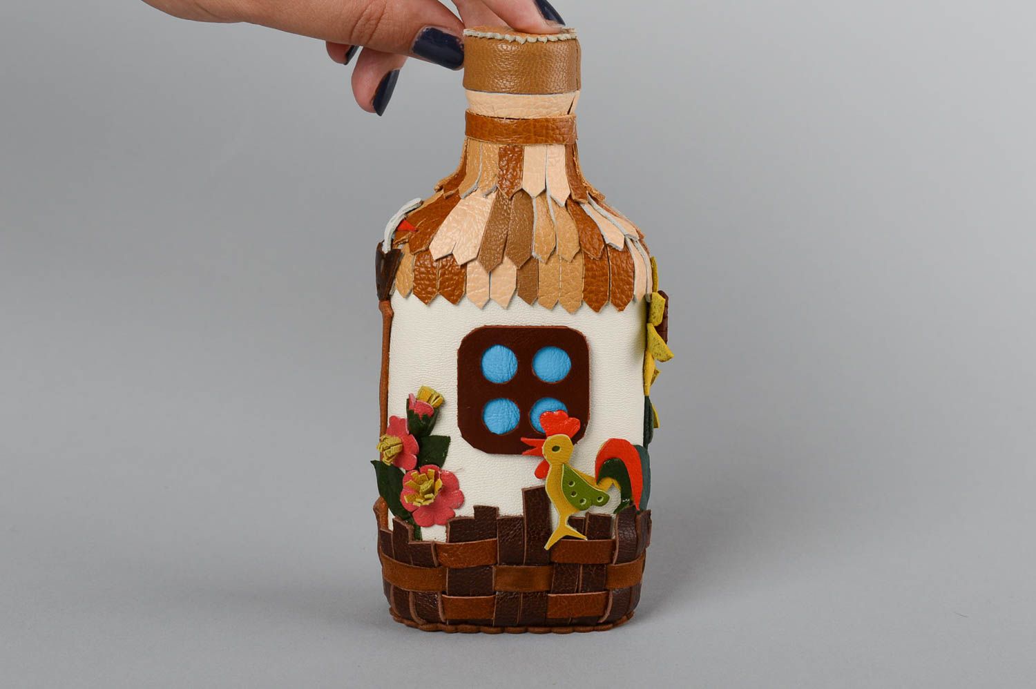 Красивая стеклянная бутылка декорированная кожей ручной работы для интерьера фото 5