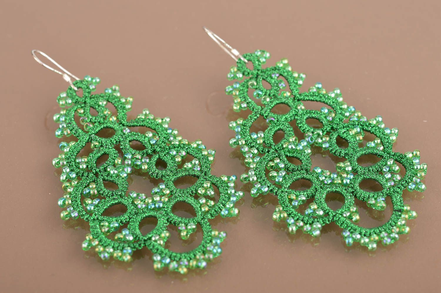 Boucles d'oreilles vertes pendantes fils de satin perles de rocaille faites main photo 2