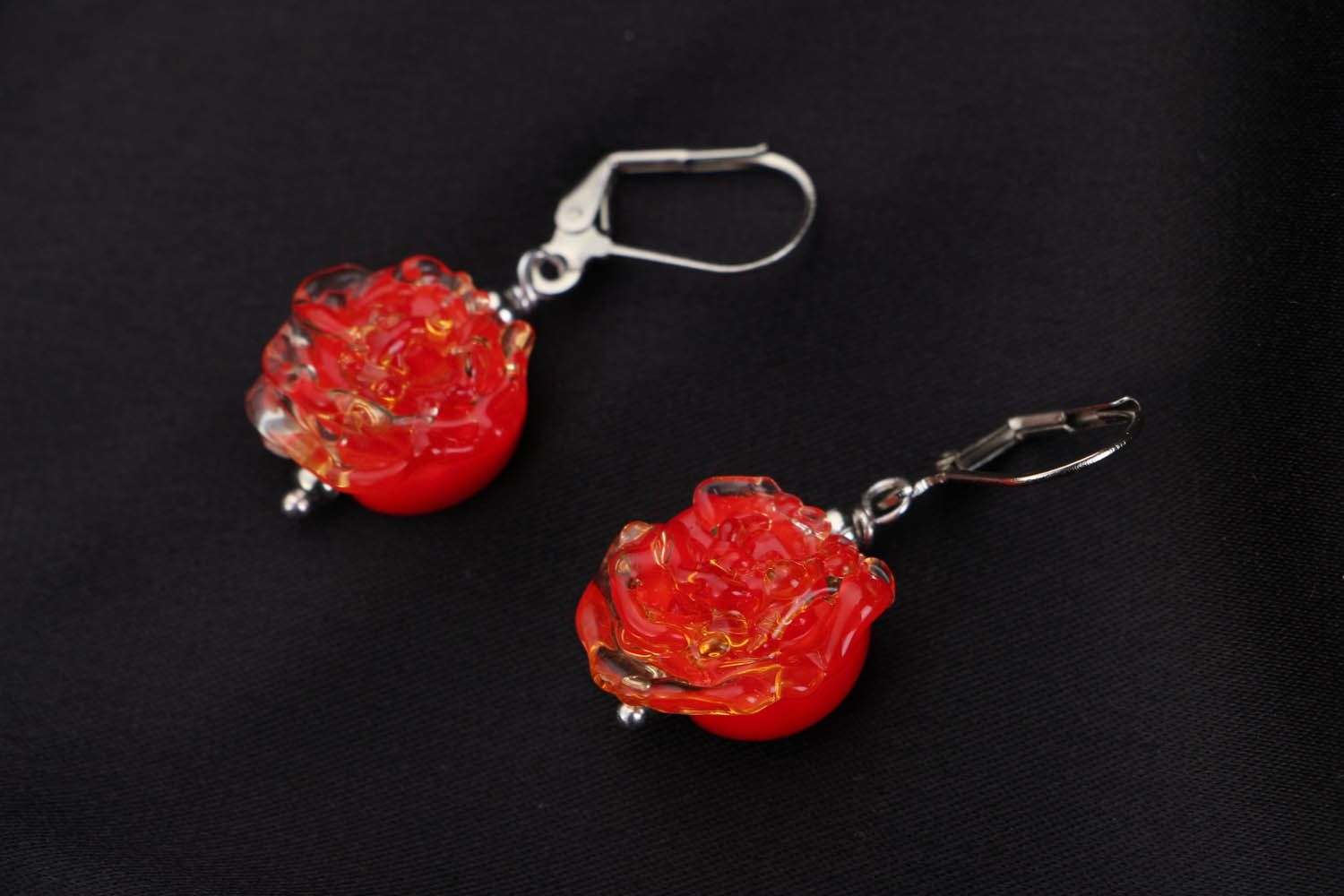 Glass pendant earrings in the form of roses photo 1