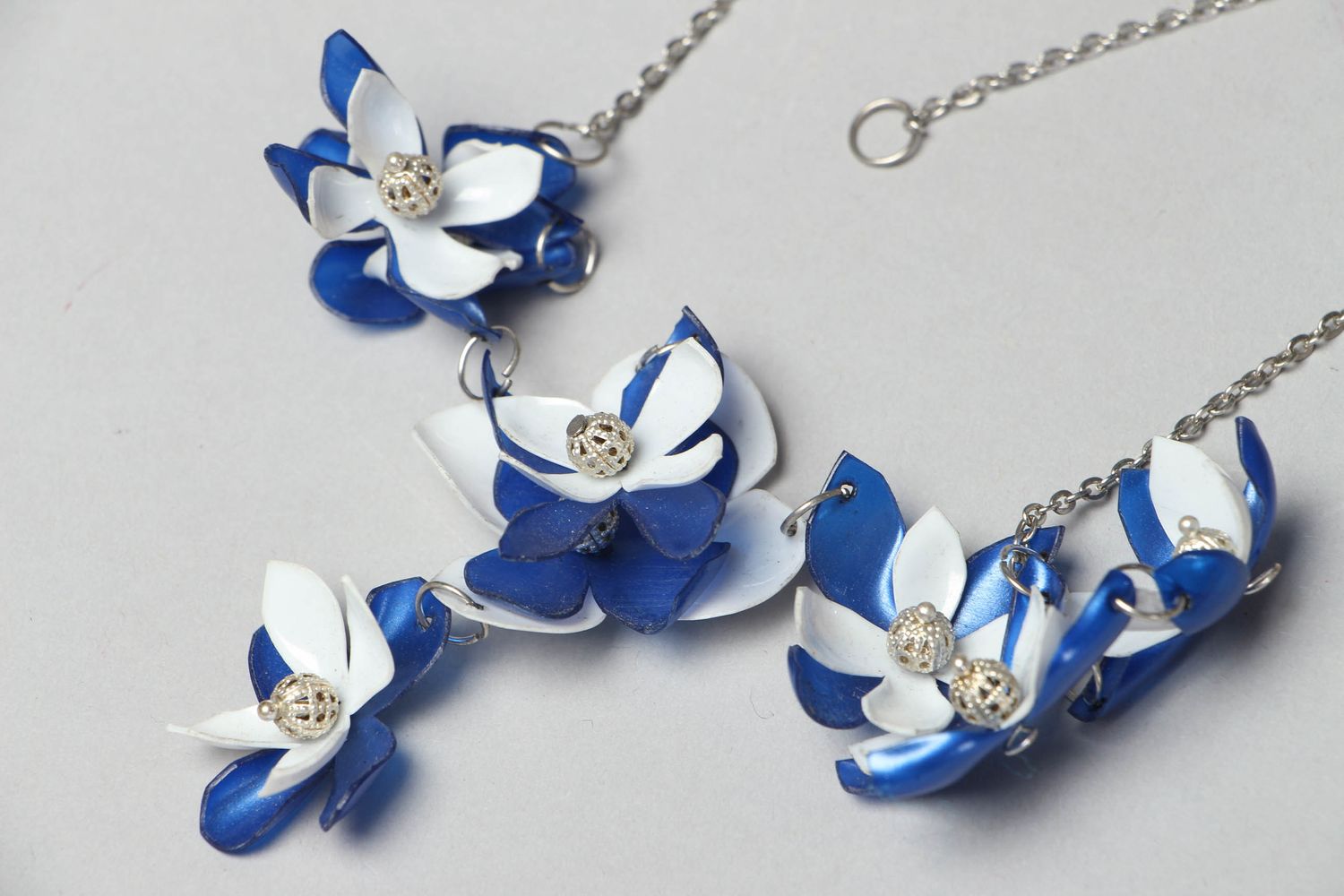 Plastic flower necklace with chain photo 2