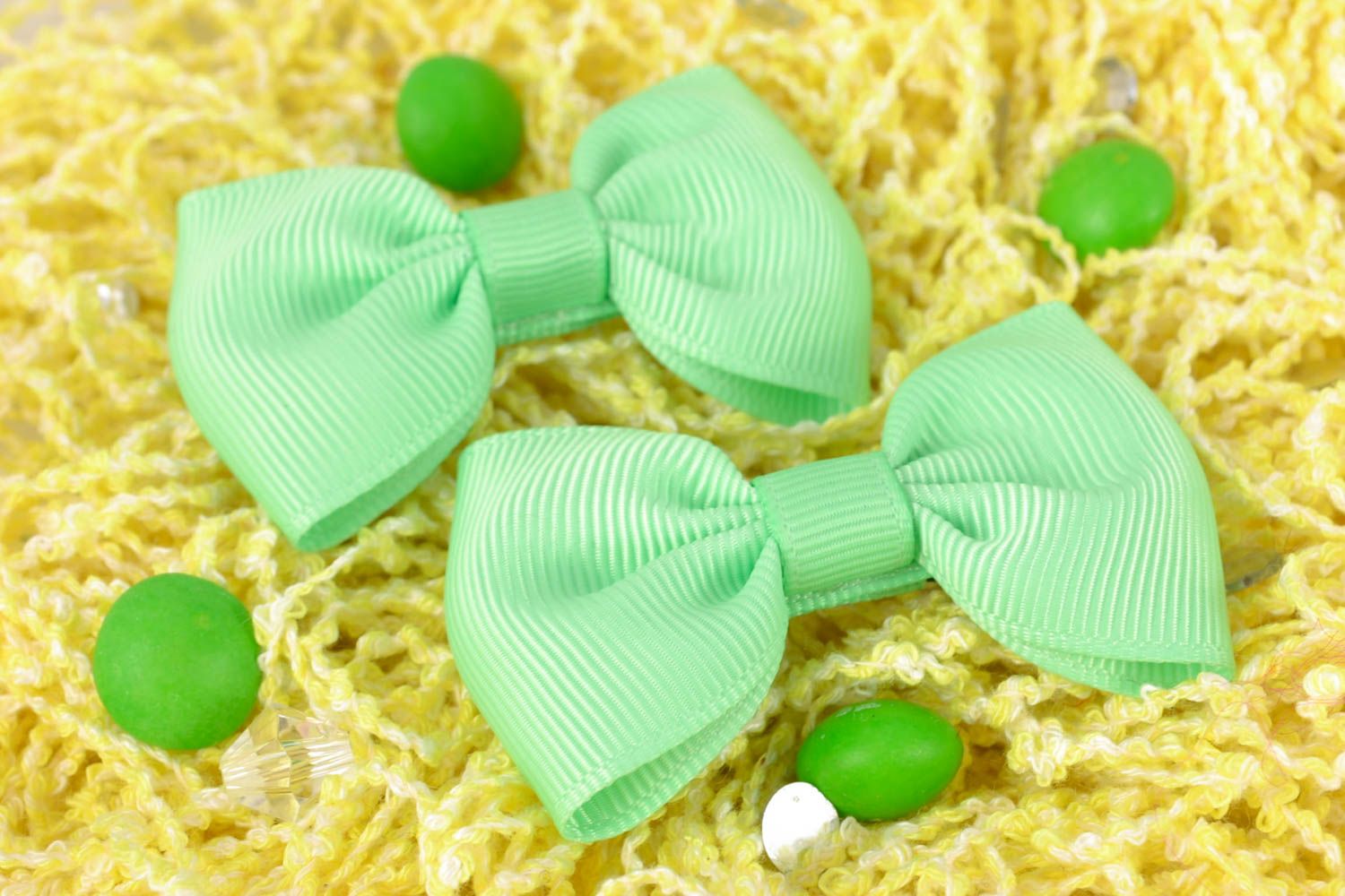 Grüne Haarspangen mit Schleifen foto 1