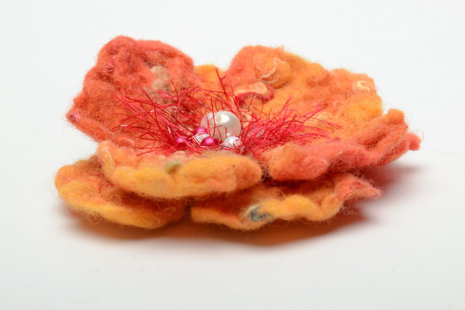 Брошь в технике валяния из шерсти в виде оранжевого цветка фото 5