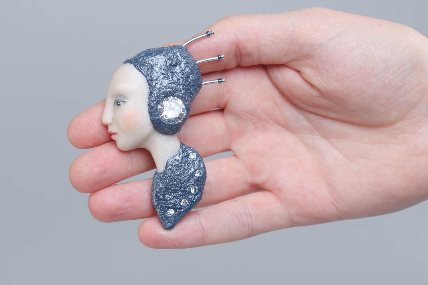 Экстравагантная женская брошь из полимерной глины ручной работы серебристая фото 5