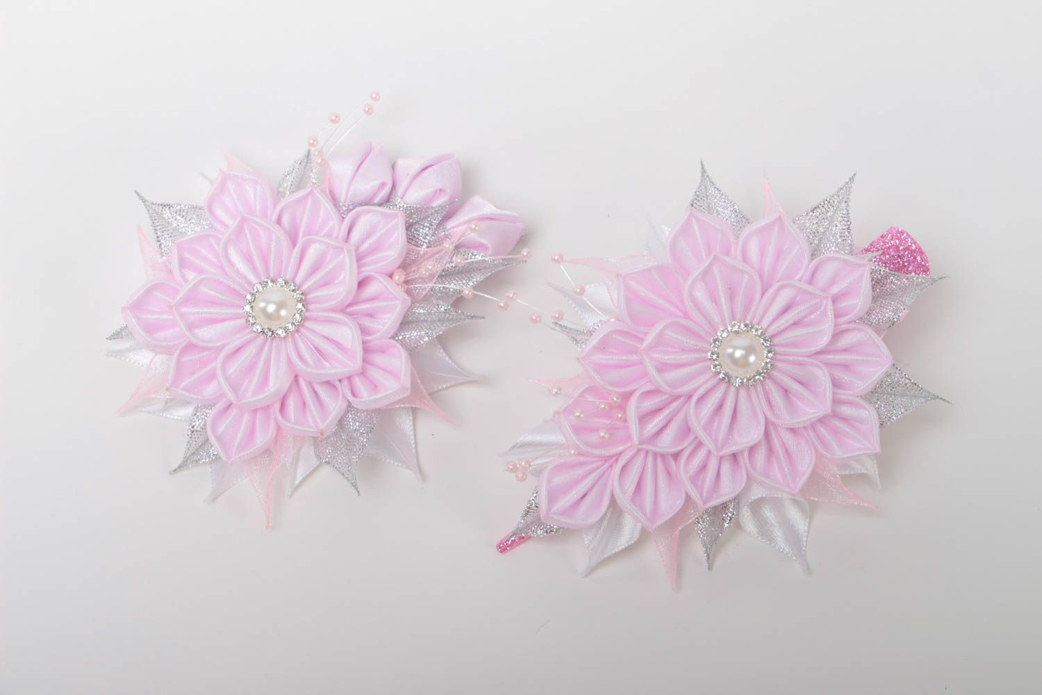 Elegantes handmade Schmucksachen Set aus Atlasbändern Brosche und Haarspange foto 2